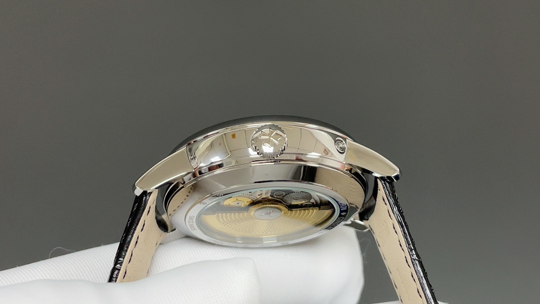 全新升级版🌐Vacheron constantin 经典之美品鉴江诗丹顿传承逆跳日历款腕表 型号4010U/000R-B329。盘面设计独树一帜，功能简单实用。采用自制Cal.2460 R31L/1机芯 直径42.5毫米 。搭配意大利牛皮原装表扣，佩戴更舒适，简敛精致不失优雅，经典传承 永不过时🌐