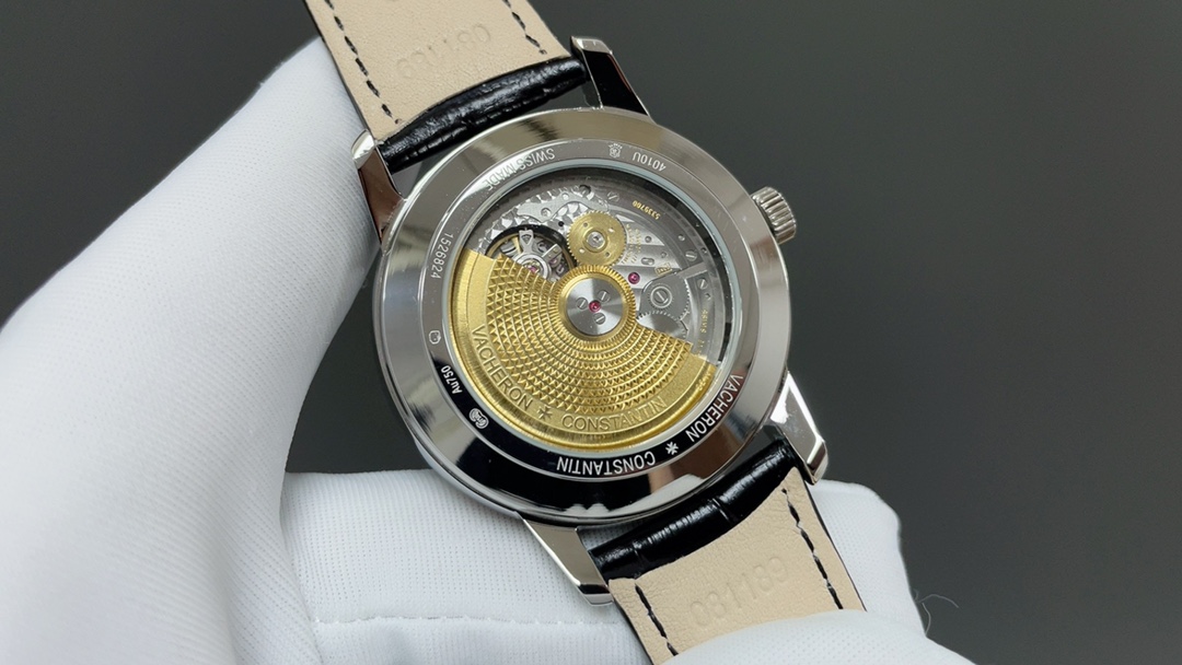 全新升级版🌐Vacheron constantin 经典之美品鉴江诗丹顿传承逆跳日历款腕表 型号4010U/000R-B329。盘面设计独树一帜，功能简单实用。采用自制Cal.2460 R31L/1机芯 直径42.5毫米 。搭配意大利牛皮原装表扣，佩戴更舒适，简敛精致不失优雅，经典传承 永不过时🌐