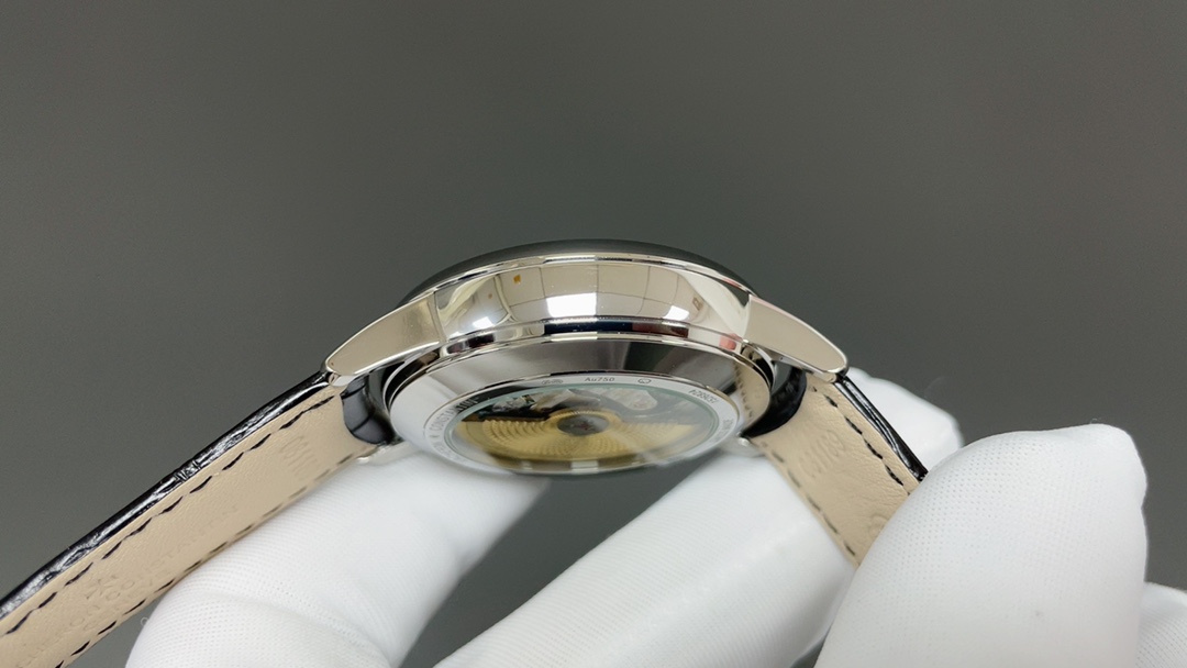 全新升级版🌐Vacheron constantin 经典之美品鉴江诗丹顿传承逆跳日历款腕表 型号4010U/000R-B329。盘面设计独树一帜，功能简单实用。采用自制Cal.2460 R31L/1机芯 直径42.5毫米 。搭配意大利牛皮原装表扣，佩戴更舒适，简敛精致不失优雅，经典传承 永不过时🌐