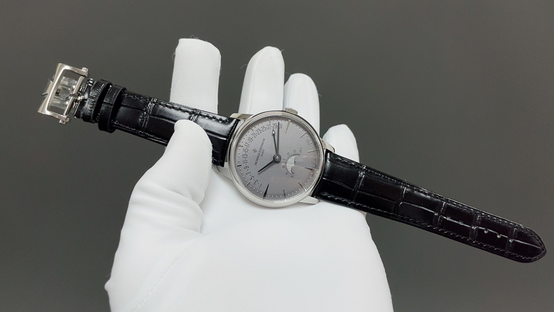 全新升级版🌐Vacheron constantin 经典之美品鉴江诗丹顿传承逆跳日历款腕表 型号4010U/000R-B329。盘面设计独树一帜，功能简单实用。采用自制Cal.2460 R31L/1机芯 直径42.5毫米 。搭配意大利牛皮原装表扣，佩戴更舒适，简敛精致不失优雅，经典传承 永不过时🌐