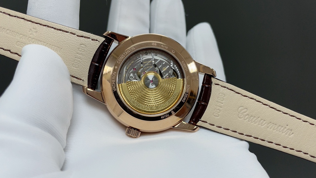 全新升级版🌐Vacheron constantin 经典之美品鉴江诗丹顿传承逆跳日历款腕表 型号4010U/000R-B329。盘面设计独树一帜，功能简单实用。采用自制Cal.2460 R31L/1机芯 直径42.5毫米 。搭配意大利牛皮原装表扣，佩戴更舒适，简敛精致不失优雅，经典传承 永不过时🌐