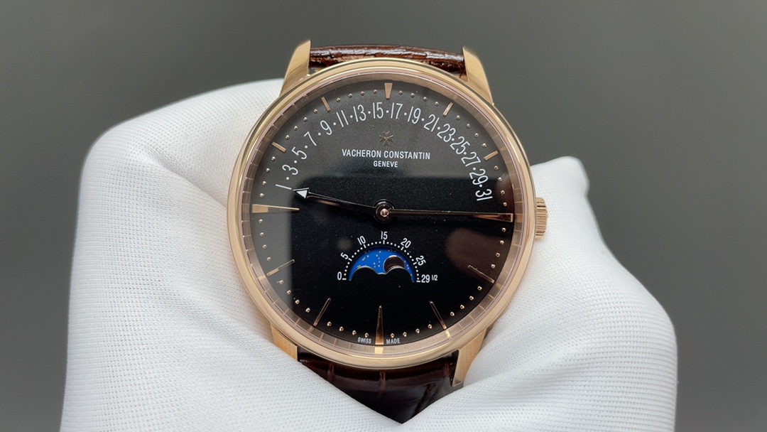 全新升级版🌐Vacheron constantin 经典之美品鉴江诗丹顿传承逆跳日历款腕表 型号4010U/000R-B329。盘面设计独树一帜，功能简单实用。采用自制Cal.2460 R31L/1机芯 直径42.5毫米 。搭配意大利牛皮原装表扣，佩戴更舒适，简敛精致不失优雅，经典传承 永不过时🌐