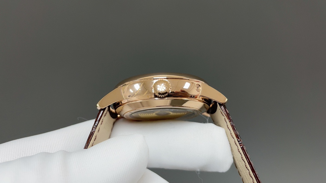 全新升级版🌐Vacheron constantin 经典之美品鉴江诗丹顿传承逆跳日历款腕表 型号4010U/000R-B329。盘面设计独树一帜，功能简单实用。采用自制Cal.2460 R31L/1机芯 直径42.5毫米 。搭配意大利牛皮原装表扣，佩戴更舒适，简敛精致不失优雅，经典传承 永不过时🌐