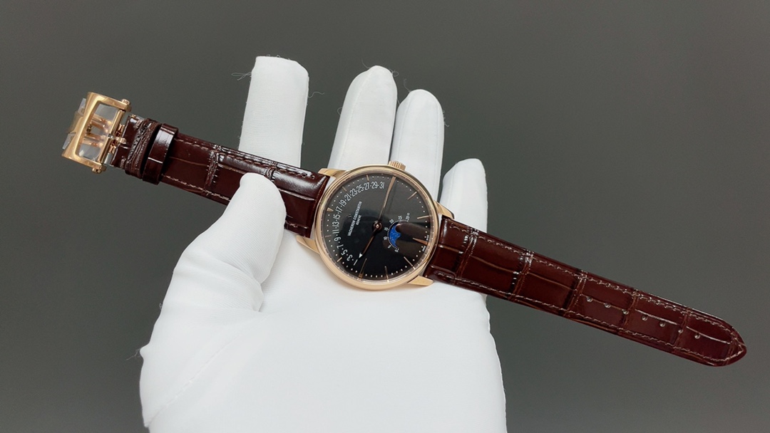 全新升级版🌐Vacheron constantin 经典之美品鉴江诗丹顿传承逆跳日历款腕表 型号4010U/000R-B329。盘面设计独树一帜，功能简单实用。采用自制Cal.2460 R31L/1机芯 直径42.5毫米 。搭配意大利牛皮原装表扣，佩戴更舒适，简敛精致不失优雅，经典传承 永不过时🌐