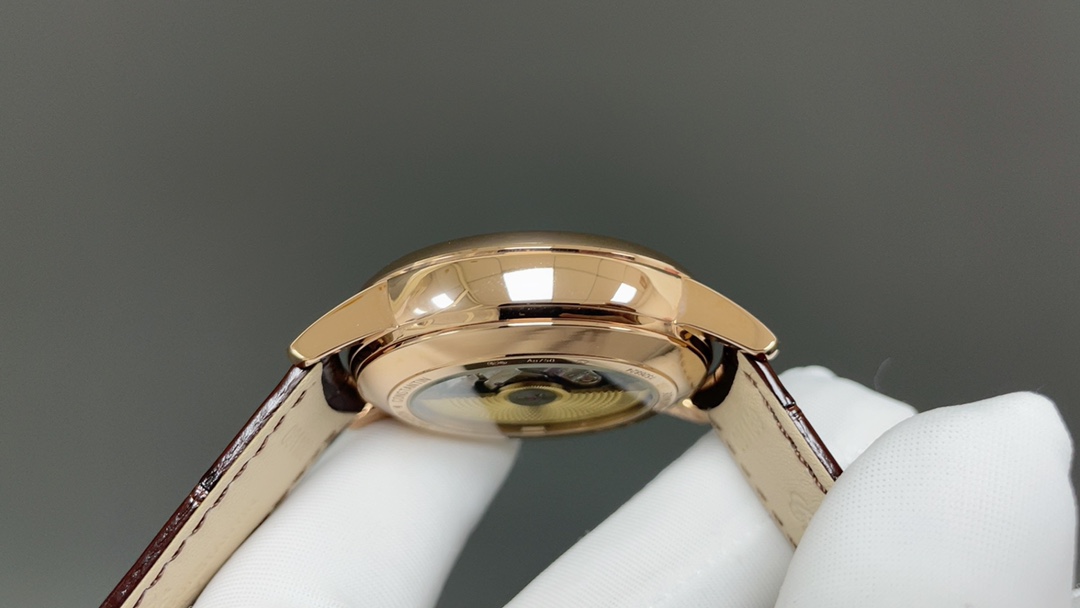 全新升级版🌐Vacheron constantin 经典之美品鉴江诗丹顿传承逆跳日历款腕表 型号4010U/000R-B329。盘面设计独树一帜，功能简单实用。采用自制Cal.2460 R31L/1机芯 直径42.5毫米 。搭配意大利牛皮原装表扣，佩戴更舒适，简敛精致不失优雅，经典传承 永不过时🌐