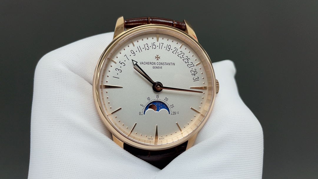 全新升级版🌐Vacheron constantin 经典之美品鉴江诗丹顿传承逆跳日历款腕表 型号4010U/000R-B329。盘面设计独树一帜，功能简单实用。采用自制Cal.2460 R31L/1机芯 直径42.5毫米 。搭配意大利牛皮原装表扣，佩戴更舒适，简敛精致不失优雅，经典传承 永不过时🌐