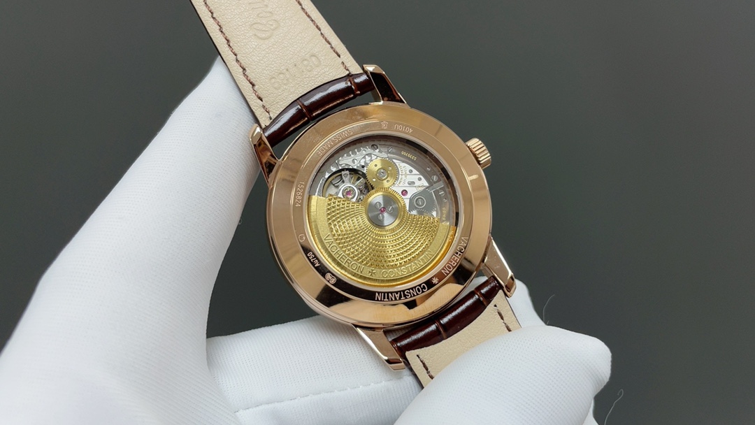 全新升级版🌐Vacheron constantin 经典之美品鉴江诗丹顿传承逆跳日历款腕表 型号4010U/000R-B329。盘面设计独树一帜，功能简单实用。采用自制Cal.2460 R31L/1机芯 直径42.5毫米 。搭配意大利牛皮原装表扣，佩戴更舒适，简敛精致不失优雅，经典传承 永不过时🌐
