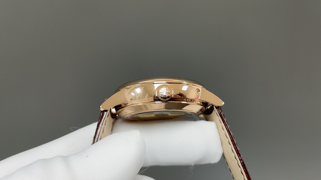 全新升级版🌐Vacheron constantin 经典之美品鉴江诗丹顿传承逆跳日历款腕表 型号4010U/000R-B329。盘面设计独树一帜，功能简单实用。采用自制Cal.2460 R31L/1机芯 直径42.5毫米 。搭配意大利牛皮原装表扣，佩戴更舒适，简敛精致不失优雅，经典传承 永不过时🌐