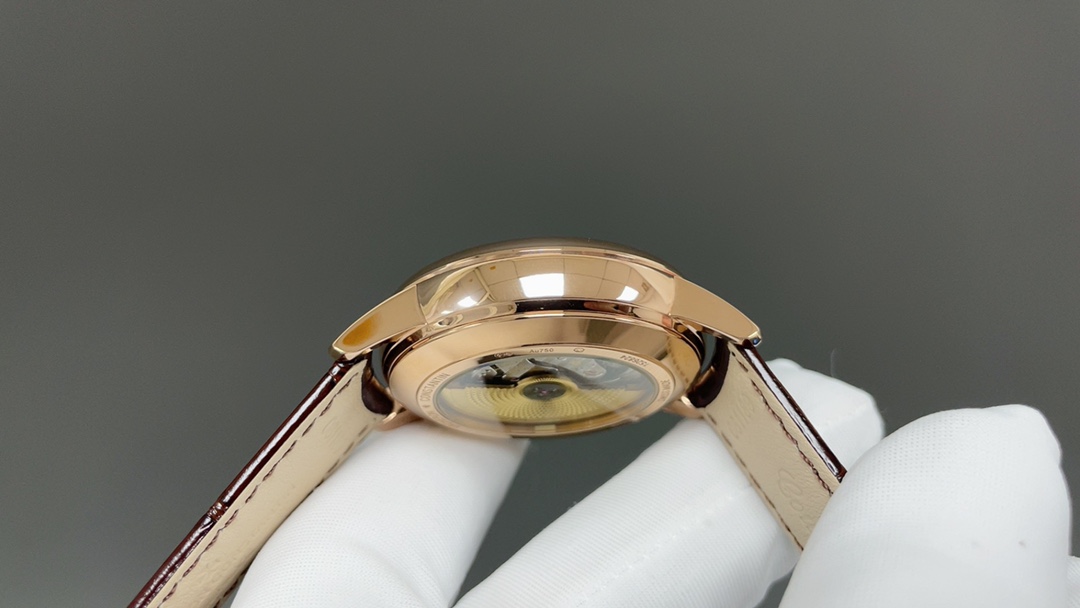 全新升级版🌐Vacheron constantin 经典之美品鉴江诗丹顿传承逆跳日历款腕表 型号4010U/000R-B329。盘面设计独树一帜，功能简单实用。采用自制Cal.2460 R31L/1机芯 直径42.5毫米 。搭配意大利牛皮原装表扣，佩戴更舒适，简敛精致不失优雅，经典传承 永不过时🌐