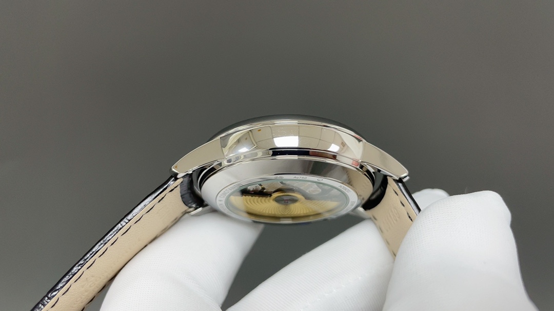 全新升级版🌐Vacheron constantin 经典之美品鉴江诗丹顿传承逆跳日历款腕表 型号4010U/000R-B329。盘面设计独树一帜，功能简单实用。采用自制Cal.2460 R31L/1机芯 直径42.5毫米 。搭配意大利牛皮原装表扣，佩戴更舒适，简敛精致不失优雅，经典传承 永不过时🌐