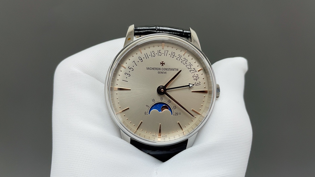 全新升级版🌐Vacheron constantin 经典之美品鉴江诗丹顿传承逆跳日历款腕表 型号4010U/000R-B329。盘面设计独树一帜，功能简单实用。采用自制Cal.2460 R31L/1机芯 直径42.5毫米 。搭配意大利牛皮原装表扣，佩戴更舒适，简敛精致不失优雅，经典传承 永不过时🌐
