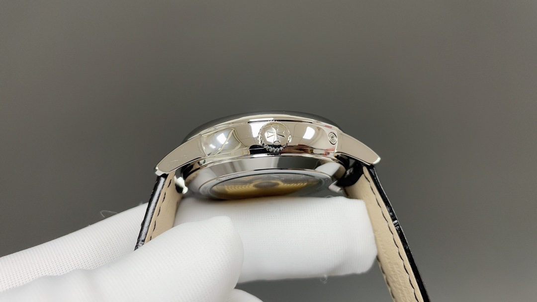 全新升级版🌐Vacheron constantin 经典之美品鉴江诗丹顿传承逆跳日历款腕表 型号4010U/000R-B329。盘面设计独树一帜，功能简单实用。采用自制Cal.2460 R31L/1机芯 直径42.5毫米 。搭配意大利牛皮原装表扣，佩戴更舒适，简敛精致不失优雅，经典传承 永不过时🌐