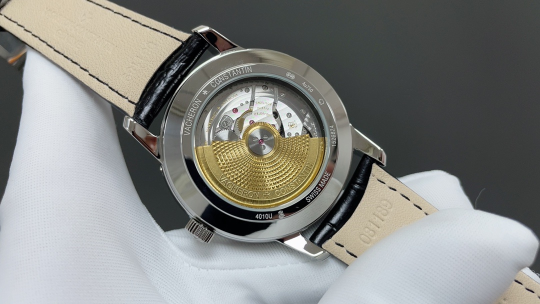 全新升级版🌐Vacheron constantin 经典之美品鉴江诗丹顿传承逆跳日历款腕表 型号4010U/000R-B329。盘面设计独树一帜，功能简单实用。采用自制Cal.2460 R31L/1机芯 直径42.5毫米 。搭配意大利牛皮原装表扣，佩戴更舒适，简敛精致不失优雅，经典传承 永不过时🌐