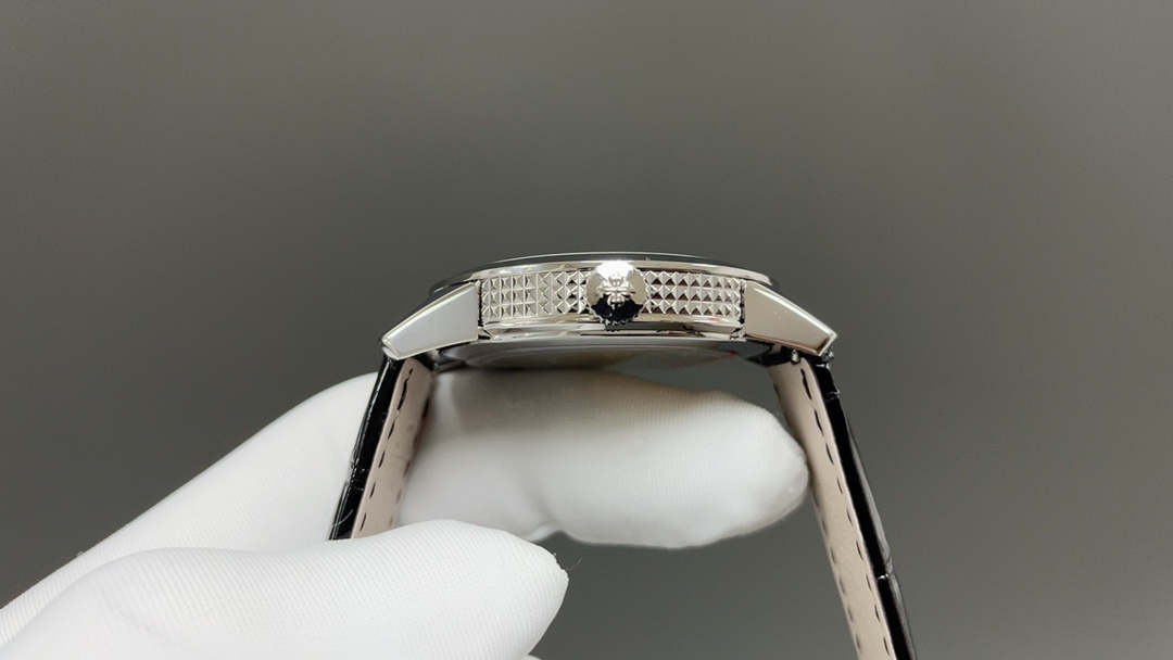 Patek Philippe Calatrava Ref.5226G-001 Classic Watch with Luminous Dial 4 i1729179388 465 3