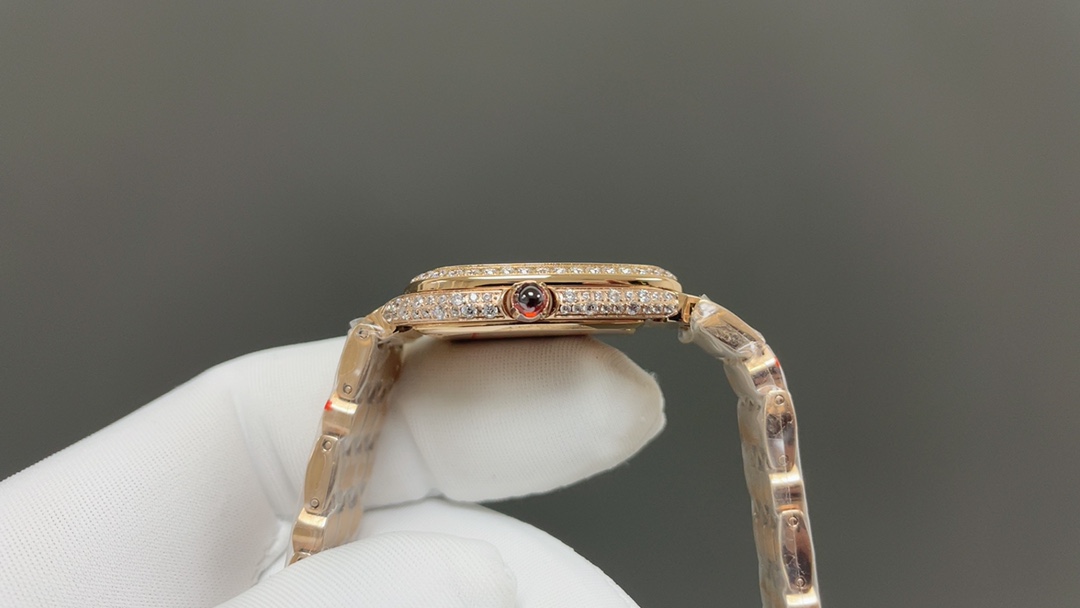 宝格丽🌐Serpenti Seduttori鎏光蛇影腕表系列
1：腕表采用暖银色蛋白石表盘采用水滴形蛇头造型，独特个性！
2:表盘直径33毫米，厚度仅为6.85毫米的纤薄表壳.
3:搭配凸形蛋面切割粉红碧玺，六边形蛇鳞状表链，搭配折叠式表扣，将蛇的鳞纹带入了链带的设计中，柔韧灵活，与女性纤细手腕相配，恰当地贴合于皮肤。佩戴起来既凉爽舒适也不会因出汗而有粘稠感，缠绕腕间的丝丝清凉便是抵御热浪的珍宝。
4:采用宝格丽定制瑞士ETA原装进口石英机芯。
（专注原装新机）专注是一种态度🌐