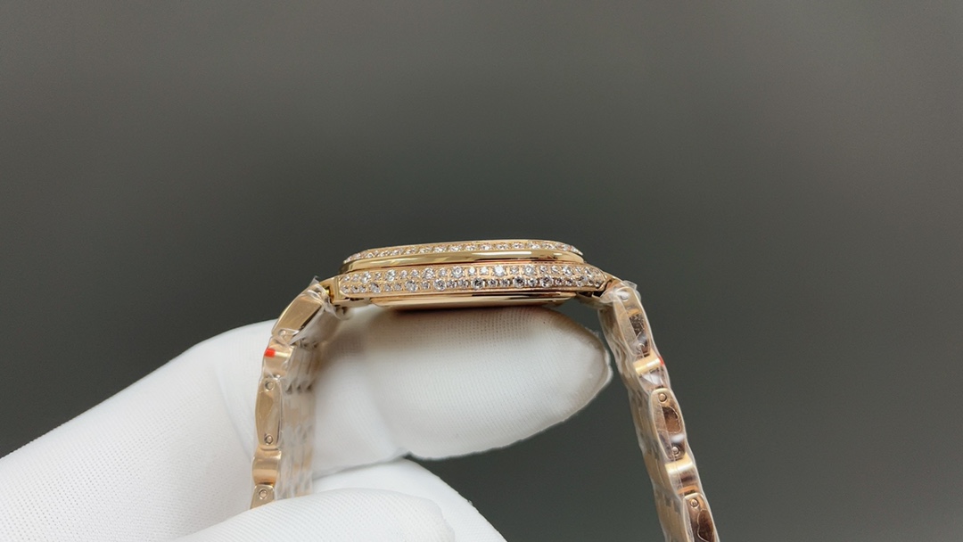 宝格丽🌐Serpenti Seduttori鎏光蛇影腕表系列
1：腕表采用暖银色蛋白石表盘采用水滴形蛇头造型，独特个性！
2:表盘直径33毫米，厚度仅为6.85毫米的纤薄表壳.
3:搭配凸形蛋面切割粉红碧玺，六边形蛇鳞状表链，搭配折叠式表扣，将蛇的鳞纹带入了链带的设计中，柔韧灵活，与女性纤细手腕相配，恰当地贴合于皮肤。佩戴起来既凉爽舒适也不会因出汗而有粘稠感，缠绕腕间的丝丝清凉便是抵御热浪的珍宝。
4:采用宝格丽定制瑞士ETA原装进口石英机芯。
（专注原装新机）专注是一种态度🌐