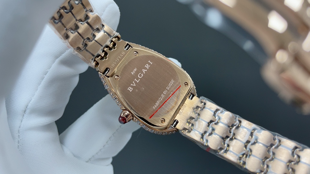 宝格丽🌐Serpenti Seduttori鎏光蛇影腕表系列
1：腕表采用暖银色蛋白石表盘采用水滴形蛇头造型，独特个性！
2:表盘直径33毫米，厚度仅为6.85毫米的纤薄表壳.
3:搭配凸形蛋面切割粉红碧玺，六边形蛇鳞状表链，搭配折叠式表扣，将蛇的鳞纹带入了链带的设计中，柔韧灵活，与女性纤细手腕相配，恰当地贴合于皮肤。佩戴起来既凉爽舒适也不会因出汗而有粘稠感，缠绕腕间的丝丝清凉便是抵御热浪的珍宝。
4:采用宝格丽定制瑞士ETA原装进口石英机芯。
（专注原装新机）专注是一种态度🌐