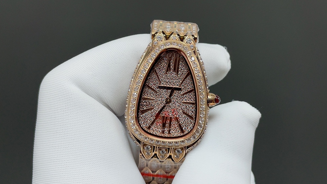 宝格丽🌐Serpenti Seduttori鎏光蛇影腕表系列
1：腕表采用暖银色蛋白石表盘采用水滴形蛇头造型，独特个性！
2:表盘直径33毫米，厚度仅为6.85毫米的纤薄表壳.
3:搭配凸形蛋面切割粉红碧玺，六边形蛇鳞状表链，搭配折叠式表扣，将蛇的鳞纹带入了链带的设计中，柔韧灵活，与女性纤细手腕相配，恰当地贴合于皮肤。佩戴起来既凉爽舒适也不会因出汗而有粘稠感，缠绕腕间的丝丝清凉便是抵御热浪的珍宝。
4:采用宝格丽定制瑞士ETA原装进口石英机芯。
（专注原装新机）专注是一种态度🌐