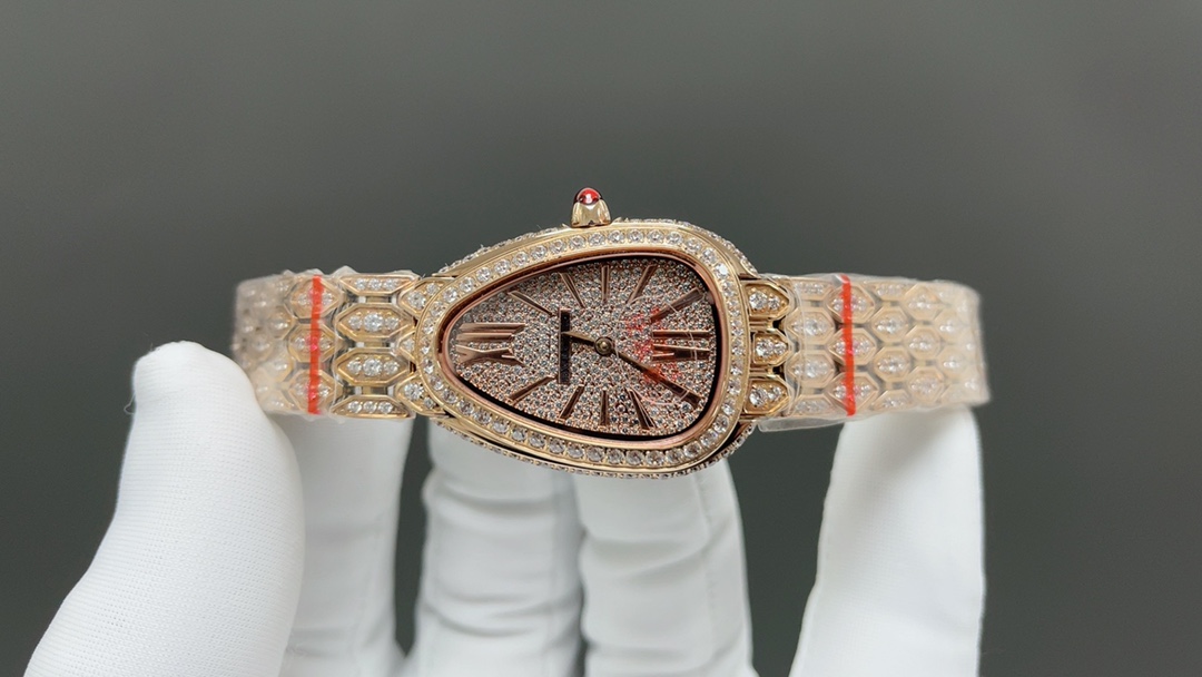 宝格丽🌐Serpenti Seduttori鎏光蛇影腕表系列
1：腕表采用暖银色蛋白石表盘采用水滴形蛇头造型，独特个性！
2:表盘直径33毫米，厚度仅为6.85毫米的纤薄表壳.
3:搭配凸形蛋面切割粉红碧玺，六边形蛇鳞状表链，搭配折叠式表扣，将蛇的鳞纹带入了链带的设计中，柔韧灵活，与女性纤细手腕相配，恰当地贴合于皮肤。佩戴起来既凉爽舒适也不会因出汗而有粘稠感，缠绕腕间的丝丝清凉便是抵御热浪的珍宝。
4:采用宝格丽定制瑞士ETA原装进口石英机芯。
（专注原装新机）专注是一种态度🌐