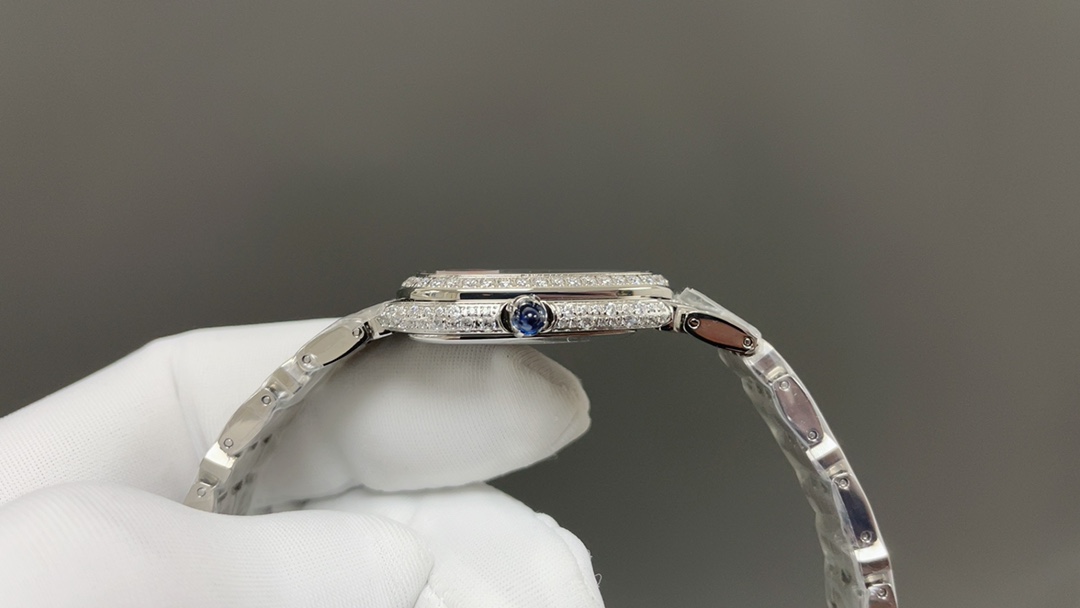 宝格丽🌐Serpenti Seduttori鎏光蛇影腕表系列
1：腕表采用暖银色蛋白石表盘采用水滴形蛇头造型，独特个性！
2:表盘直径33毫米，厚度仅为6.85毫米的纤薄表壳.
3:搭配凸形蛋面切割粉红碧玺，六边形蛇鳞状表链，搭配折叠式表扣，将蛇的鳞纹带入了链带的设计中，柔韧灵活，与女性纤细手腕相配，恰当地贴合于皮肤。佩戴起来既凉爽舒适也不会因出汗而有粘稠感，缠绕腕间的丝丝清凉便是抵御热浪的珍宝。
4:采用宝格丽定制瑞士ETA原装进口石英机芯。
（专注原装新机）专注是一种态度🌐