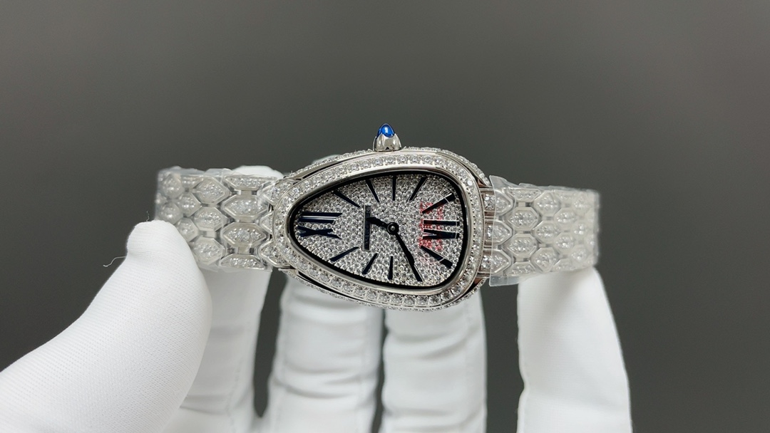 宝格丽🌐Serpenti Seduttori鎏光蛇影腕表系列
1：腕表采用暖银色蛋白石表盘采用水滴形蛇头造型，独特个性！
2:表盘直径33毫米，厚度仅为6.85毫米的纤薄表壳.
3:搭配凸形蛋面切割粉红碧玺，六边形蛇鳞状表链，搭配折叠式表扣，将蛇的鳞纹带入了链带的设计中，柔韧灵活，与女性纤细手腕相配，恰当地贴合于皮肤。佩戴起来既凉爽舒适也不会因出汗而有粘稠感，缠绕腕间的丝丝清凉便是抵御热浪的珍宝。
4:采用宝格丽定制瑞士ETA原装进口石英机芯。
（专注原装新机）专注是一种态度🌐