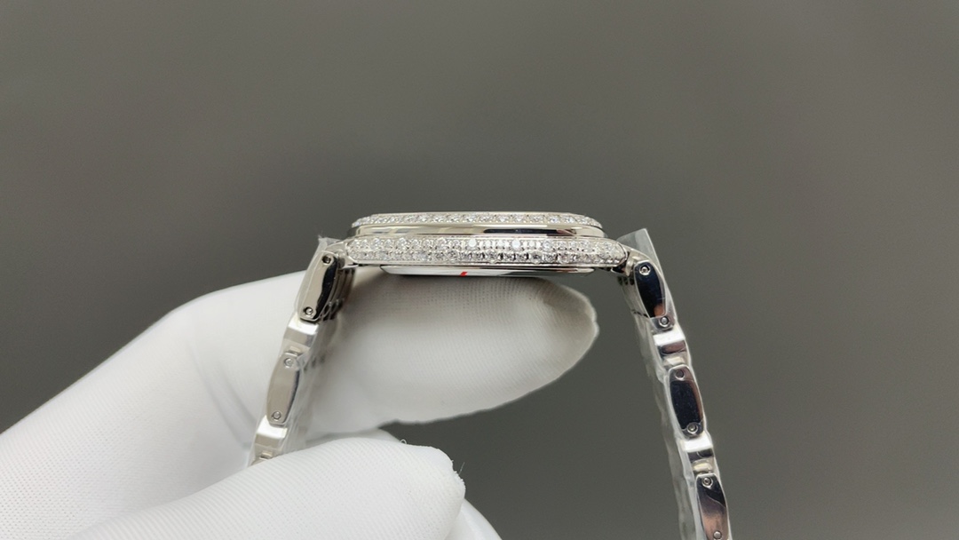 宝格丽🌐Serpenti Seduttori鎏光蛇影腕表系列
1：腕表采用暖银色蛋白石表盘采用水滴形蛇头造型，独特个性！
2:表盘直径33毫米，厚度仅为6.85毫米的纤薄表壳.
3:搭配凸形蛋面切割粉红碧玺，六边形蛇鳞状表链，搭配折叠式表扣，将蛇的鳞纹带入了链带的设计中，柔韧灵活，与女性纤细手腕相配，恰当地贴合于皮肤。佩戴起来既凉爽舒适也不会因出汗而有粘稠感，缠绕腕间的丝丝清凉便是抵御热浪的珍宝。
4:采用宝格丽定制瑞士ETA原装进口石英机芯。
（专注原装新机）专注是一种态度🌐