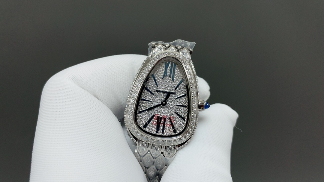 宝格丽🌐Serpenti Seduttori鎏光蛇影腕表系列
1：腕表采用暖银色蛋白石表盘采用水滴形蛇头造型，独特个性！
2:表盘直径33毫米，厚度仅为6.85毫米的纤薄表壳.
3:搭配凸形蛋面切割粉红碧玺，六边形蛇鳞状表链，搭配折叠式表扣，将蛇的鳞纹带入了链带的设计中，柔韧灵活，与女性纤细手腕相配，恰当地贴合于皮肤。佩戴起来既凉爽舒适也不会因出汗而有粘稠感，缠绕腕间的丝丝清凉便是抵御热浪的珍宝。
4:采用宝格丽定制瑞士ETA原装进口石英机芯。
（专注原装新机）专注是一种态度🌐