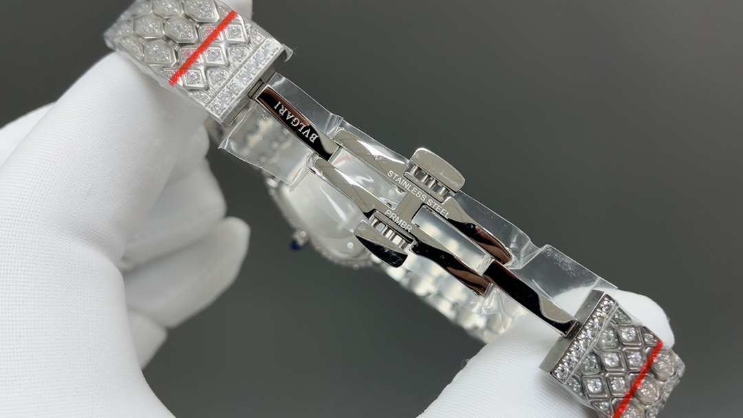 宝格丽🌐Serpenti Seduttori鎏光蛇影腕表系列
1：腕表采用暖银色蛋白石表盘采用水滴形蛇头造型，独特个性！
2:表盘直径33毫米，厚度仅为6.85毫米的纤薄表壳.
3:搭配凸形蛋面切割粉红碧玺，六边形蛇鳞状表链，搭配折叠式表扣，将蛇的鳞纹带入了链带的设计中，柔韧灵活，与女性纤细手腕相配，恰当地贴合于皮肤。佩戴起来既凉爽舒适也不会因出汗而有粘稠感，缠绕腕间的丝丝清凉便是抵御热浪的珍宝。
4:采用宝格丽定制瑞士ETA原装进口石英机芯。
（专注原装新机）专注是一种态度🌐