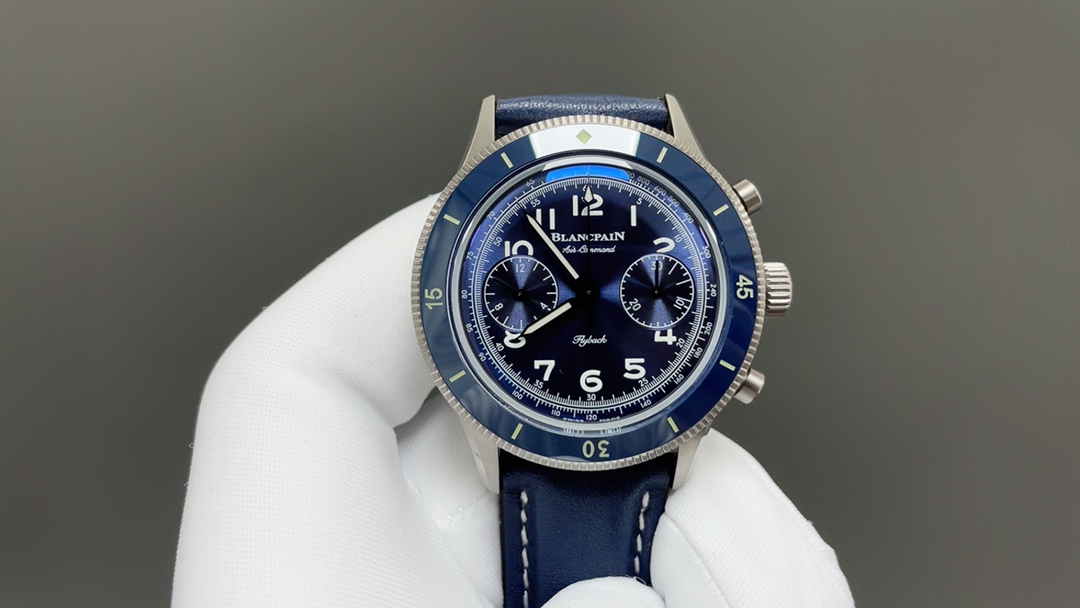 NO:392458,Blancpain's new Ait Command Air Force Command series AC02 chronograph watch, the new Air Force Commander is loyal to historical tradition in design, and fully integrates the retro style of the 1950s with Blancpain's high-end watchmaking craftsmanship!  1 The three cases are made of brushed titanium metal, brushed vacuum rose gold and 316L stainless steel with high brightness and full polishing. 2 The front and rear mirrors of the case are all made of the original consistent (pot lid) sapphire mirror, perfectly presenting the visual effect of the front pointer and the back automatic trolley rotating in the mirror. 3 The diameter is 42.5mm, the shell ears are slender, and the edge of the shell ear is inclined CNC engraved with high brightness edges are consistent with the genuine product. 4 movement is equipped with a 1:1 replica F388B movement. 5 discs use left and right chronograph discs, 3 o'clock for 30 minutes, and 9 o'clock for 12 hours. The large digital hour markers and large syringe hands on the disc are all luminous coating. The speed ring and chronograph scale are located at the edge of the disc. 6 respectively match the original titanium brushed, vacuum rose gold and fully polished stainless steel buckle. The case is blue and brown calfskin retro belt  Order from now on, get one belt and one original watch box for the same version, cowhide19860909宝珀全新 Ait Command空军司令系列AC02计时腕表,新款空军司令在设计上忠于历史传统,并将上世纪50年代的复古风格和宝珀的高级制表工艺充分完美融合！ 1三款表壳分别采用拉丝钛金属,拉丝真空玫瑰金及316L精钢高亮度全抛光 2表壳前后镜面均采用原版一致的型（锅盖）蓝宝石镜面,完美呈现正面指针及背面自动陀在镜面里面转动的视觉效果 3表径42.5mm,壳耳修长,壳耳边缘斜面CNC雕刻高亮光边与正品一致. 4机芯搭载1:1复刻F388B机芯 5盘面使用左右双眼计时盘,3点位为30分钟计时,9点位是12小时计时.盘面大型数字时标以及大型注射器指针,都有夜光涂层.测速圈和计时刻度,位于盘面边缘. 6分别搭配原版钛金属拉丝,真空玫瑰金及全抛光精钢表扣.表壳为蓝色及棕色小牛皮复古皮带 即日起下单赠送同款皮带一条及mini版原装表盒一个,,cowhide,Watch
