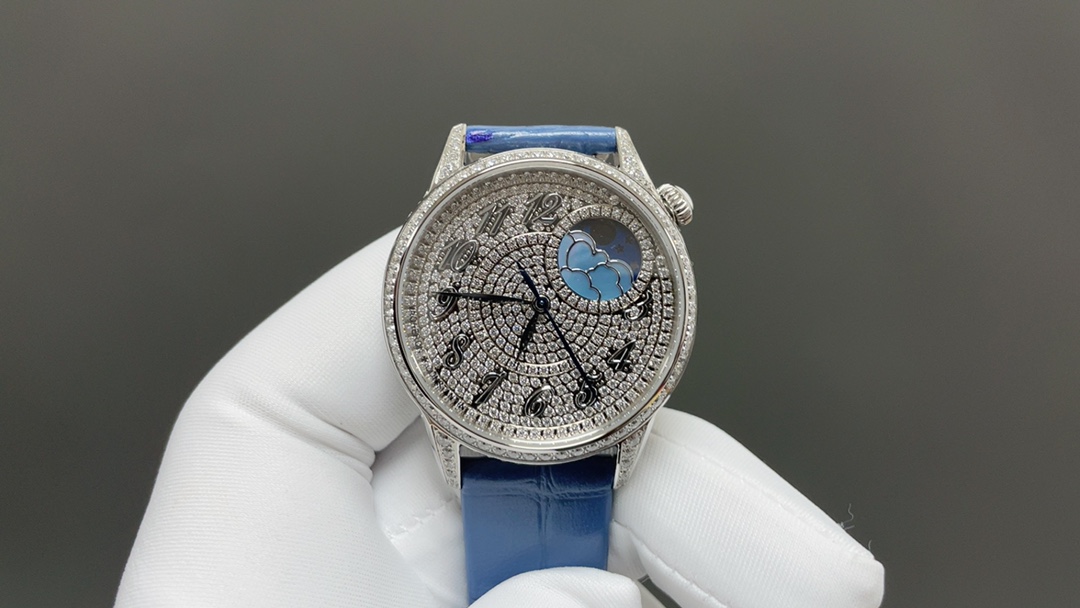 NO:392500,YMS latest revised and upgraded version VC Vacheron Constantin Egérie Goddess Series Added a new work!  The elegant charm of time is precipitated, and the beauty of day and night is flowing. The ultra-thin mechanical women's watch continues the series style!  The new cream dial is decorated with brilliant diamonds and wrinkles after months of debugging and using the traditional 'taestry' process. The surface is fully equipped with 199 Swarovski diamonds. All made by hand, representing the eternal love!  [Love] The crown is decorated with arc-cut moonstone symbolizing calmness and tranquility. The flat and round shape is the official version. The eccentric circular dial with shining diamonds shows the time in a dreamy way. The moon phase model (8005F/000R), exquisite mother-of-pearl bricks are carved into white clouds. The diameter is 37mm, paired with the 1088L automatic movement, perfectly presenting the moon phase function, elegant and luxurious specially designed for female connoisseurs. Vacheron Constantin GRIE Goddess Series, you deserve it. Please refer to the best luxury gift for YMS, vacheron19860909YMS最新修正升级版 VC 江诗丹顿Egérie 伊灵女神系列 再添新作！沉淀时光雅韵,流转日夜芳华.超薄机械女式腕表延续系列风格！全新乳光表盘以璀璨美钻相饰,褶皱纹饰历经数月调试,运用传统的“织锦(taestry)”工艺制作而成, 表面 全面镶199颗施华洛世钻.全用手工制作而成,代表爱情永恒久久！[爱心] 表冠上饰有象征沉稳与静谧的弧形切割月光石,扁圆形状对版官方,闪耀钻石的偏心式圆形表盘以梦幻般的方式展示时间. 月相款（8005F/000R）,精美的珍珠贝母砖雕琢成朵朵白云. 直径37毫米,搭配1088L自动上链机芯,完美呈现月相功能,典雅奢华专为女性鉴赏家倾心打造.江诗丹顿GRIE伊灵女神系列,你值得拥有 .送礼最佳奢华推荐请认准YMS独家品质,,vacheron,Watch