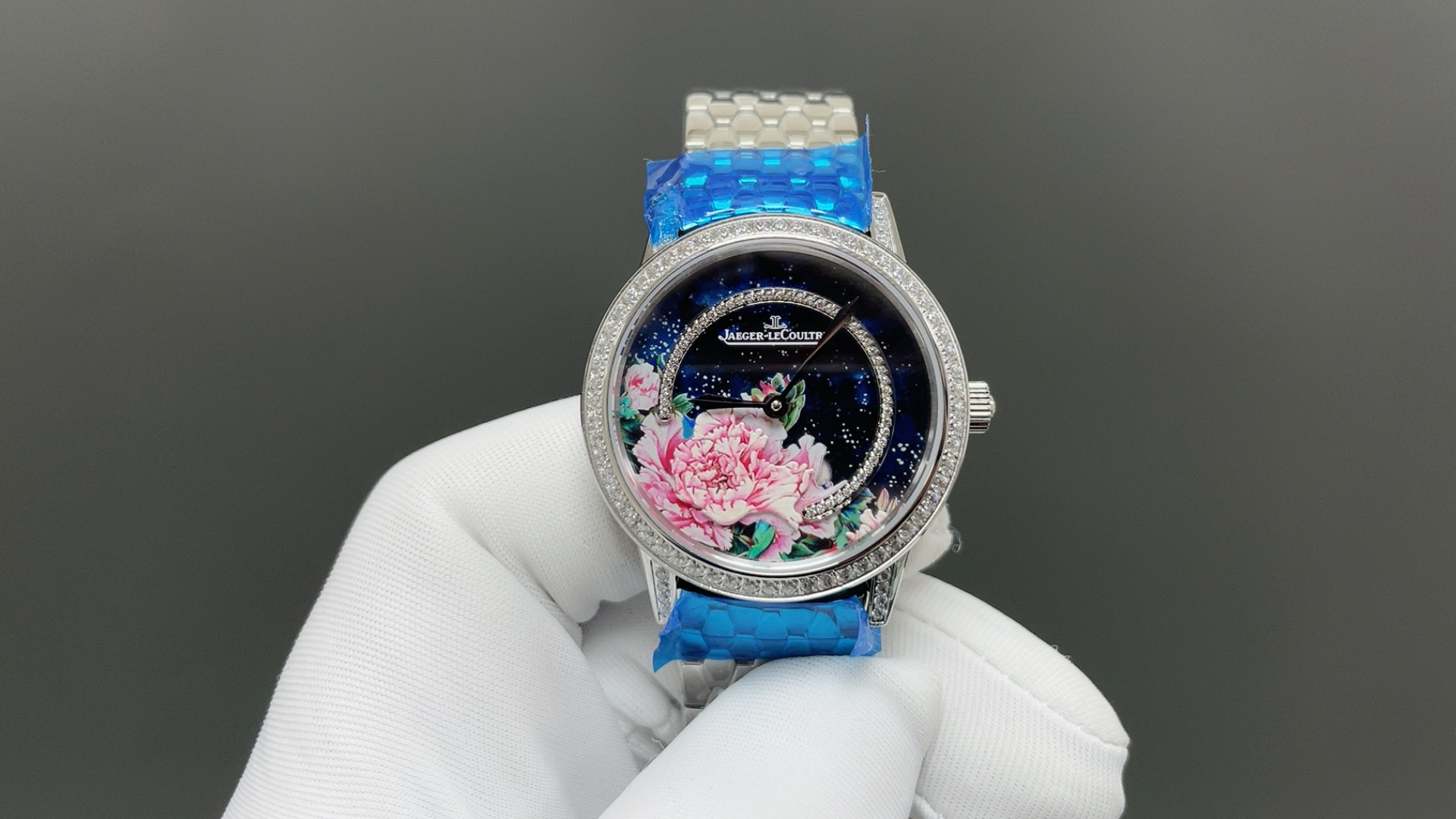 NO:765261,The Jaeger-LeCoultre Date Shooting Star Peony watch is so beautiful! At that time, Jaeger-LeCoultre launched the complex function 'Shooting Star' watch that fascinated many watch lovers at that time. This year, based on the Shooting Star, Jaeger-LeCoultre drew super beautiful peonies on the dial of the Rendez-Vous Shooting Star Date Series Shooting Star watch pink peony and blue peony.  Beautiful and rare, with a gold shell and gold chain inlaid with diamonds, a peony dial with complex astronomical functions and superb craftsmanship. It is worth owning. The dial production process of the Jaeger-LeCoultre Peony Date Series Meteor Watch is very complex. The watch is equipped with a special movement to accurately capture the dreamy and charming astronomical wonders.  If you want to know the production details and functional display of this beautiful watch, it is actually a three-layer structure. The top layer of the dial is made of transparent sapphire crystal glass and decorated with hand-painted peony flowers. When the meteor function is not activated, the meteor trajectory is cleverly hidden. This process begins with a meticulous and critical step. The craftsman outlines the lines of the pattern with his own hands based on his own design inspiration.  Outline. After completing the meticulous micro-painting process, trace the branch and leaf pattern on the back of the turntable in a mirror image, then flip the turntable, and then color the flower pattern on the front. The pink peony pattern needs to be coated with nine layers of lacquer of different tones, while the blue peony pattern requires up to twelve layers of lacquer. Since the paint dries quickly, the entire pattern must be completed in one go, without any errors. Correction of appearance details  Table diameter 36 mm Case thickness 12.55 mm Dial color pattern Dial shape round Strap color gold Clasp type Folding buckle Case back Waterproof performance 50 meters Time scale type No time scale Watch material correction Case material 316 steel rose gold with diamonds Dial material sapphire transfer, mother-of-pearl sandwich, metal Fixed chassis Bezel material 316 steel rose gold with diamonds Mirror material sapphire crystal glass Crown material 316 steel rose gold with diamonds  Strap material 316 steel rose gold Buckle material 316 steel rose gold, jaeger-lecoultre19860909积家约会的流星牡丹花腕表太美了! 时积家曾推出当时令一众爱表人迷恋的复杂功能'流星'腕表.今年,积家在流星基础上,在表盘绘制超美的牡丹花Rendez-Vous ShootingStar约会系列流星腕表粉牡丹和蓝牡丹. 好看而稀有,金壳金链镶钻,复杂天文功能加高超技艺的工艺牡丹花表盘.值得拥有.积家牡丹花约会系列流星腕表腕表的表盘制作工艺非常复杂.腕表搭载特制机芯,精准捕捉梦幻迷人的天文奇观. 如果你想了解这款绝美腕表的制作细节和功能展现,其实是这样的三层结构表盘的最上层采用透明蓝宝石水晶玻璃制作,饰以手工绘制的彩漆牡丹花卉,在流星功能未启动时,巧妙隐藏流星轨迹.这种工艺始于一道细致而关键的步骤工艺师根据自己的设计灵感,徒手勾勒出图案的线条轮廓.在完成细致入微的微绘工序后,以镜像方式在转盘背面描画枝叶图案,随后将转盘翻转,再为正面的花卉图案上色.粉色牡丹图案需涂覆九层不同色调的漆艺,而蓝色牡丹图案则多达十二层漆艺,由于彩漆会迅速变干,因此整幅图案必须一气呵成,不容丝毫误差.外观详情纠错 表径36毫米 表壳厚度12.55毫米 表盘颜色图案 表盘形状圆形 表带颜色金色 表扣类型折叠扣 表底背透 防水性能50米 时标类型无时标刻度 腕表材质纠错 表壳材质316钢玫瑰金镶钻 表盘材质蓝宝石转层,珍珠母贝夹层,金属 固定底盘 表圈材质316钢玫瑰金镶钻 表镜材质蓝宝石水晶玻璃 表冠材质316钢玫瑰金镶钻 表带材质316钢玫瑰金 表扣材质316钢玫瑰金,,jaeger-lecoultre,Watch