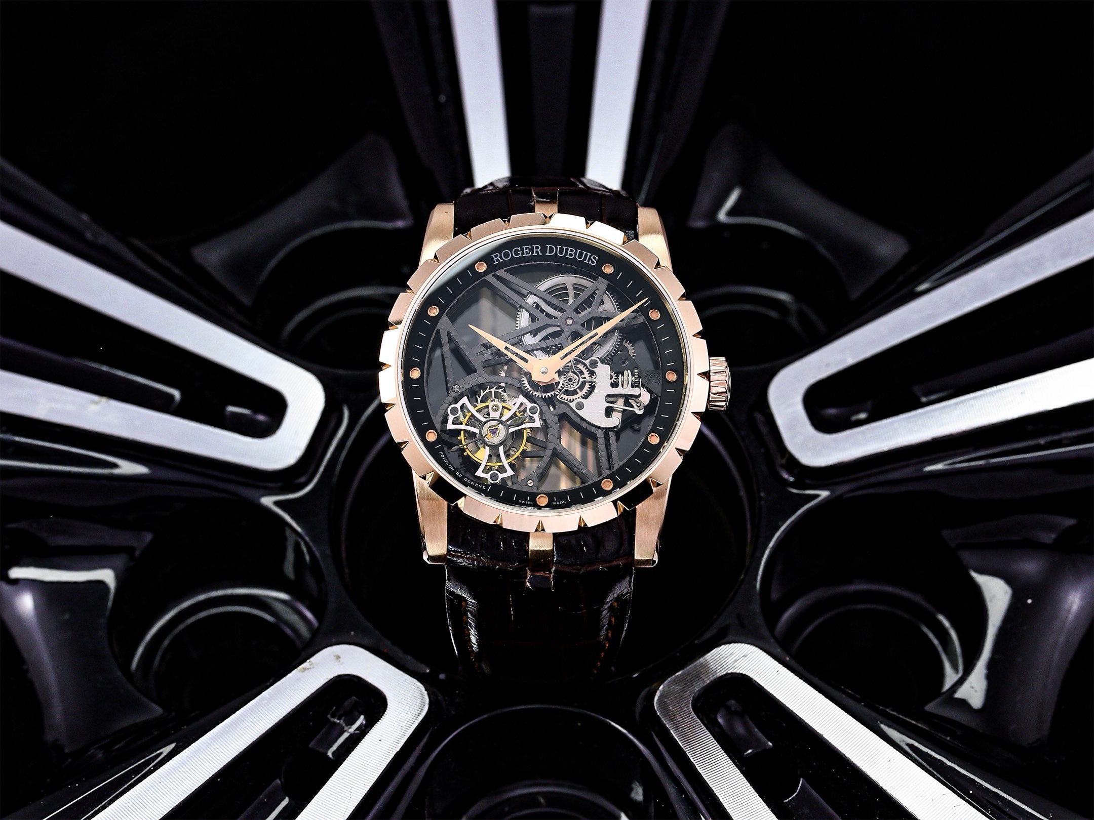 NO:882206,'NEW Factory' black Roger Dubuis titanium tourbillon.. The model RDDBEX0549 watch has arrived in small quantities. This watch has the representative design of the Roger Dubuis brand. It has a star-shaped frame design and a Celtic cross-shaped tourbillon. It is equipped with a second dial and a small second hand, which is more mechanical and can be recognized at a glance. The case diameter is 45mm, the thickness is 13.5mm, and it is equipped with the latest V4 version movement.  Fully hollowed out Seagull customized RD505S manual winding movement, with various excellent finishes including upper plywood and fish scale polishing. (The movement is more refined than the previous BBR factory. The previous BBR factory used a movement frame without hollowing. Similarity is 98, the new one is 99.99) Features 1. The titanium alloy case is synchronized with the original one.  2. The integrated tourbillon movement is accurately adjusted in six directions. The energy storage power is up to 50 hours. The main plate and wheel gap of the movement are consistent with the original. Each movement has a unique number (synchronized with the original). 3. The dial uses a hollow dial, luminous scales, and a black DLC-coated titanium alloy second dial with a black minute circle and the words Roger Dubuis printed on it. The hands are covered with luminous coating, making reading simple and clear.  4. The watch mirror is sapphire crystal glass with anti-glare coating (as transparent as the original) 5. The watch strap is a natural rubber strap imported from Germany, which is high in softness, comfortable to wear, and bright in color. Summary  Whether it is the front or the back, the hollow movement shows incomparable transparency, and the watch is full of ornamental value, stable and accurate in travel time. It is an indispensable watch for every watch lover. NEW Roger Dubuis Titanium Black Fully Skeleton Integrated Tourbillon Watch is chic and unrestrained, showing the charm of a gentleman!  'NEW Factory' achieves new breakthroughs and treats watch lovers with 'heart', Roger Vivier19860909『新厂-NEW Factory』间黑罗杰杜彼钛金属陀飞轮..少量到货[抱拳]型号RDDBEX0549腕表,这款腕表极具罗杰杜彼品牌代表性的设计,星型的框架设计,凯尔特十字架形陀飞轮,配有秒盘和小秒针,更显机械感,几乎一眼就可识别.表壳直径45mm,厚度13.5毫米,搭载最新V4版机芯 全镂空海鸥定制RD505S手动上链机芯,机芯上夹板与鱼鳞纹打磨在内的各种超卓精修.（机芯比以前bbr厂更精致,以前bbr厂用的是机芯机架不镂空相似度98,新99.99） 特点 1.表壳钛合金表壳与原装同步 2.机芯一体陀飞轮机芯以六方位精准调校.储能动力长达50小时,机芯的主夹板和轮隙与原装一致,每款机芯都有一个独特的编号（同步原装） 3.表盘采用了镂空表盘,夜光刻度,黑色DLC涂层钛合金的秒盘印有黑色分钟圈和Roger Dubuis（罗杰杜彼）字样.指针覆有夜光涂层,读时简单明了. 4.表镜带防眩目涂层的蓝宝石水晶玻璃表镜（与原装一样通透） 5.表带德国进口天然橡胶表带,柔软度高,佩戴舒适,色泽鲜艳 总结 无论是正面还是背面,镂空机芯都展现出无比的通透,另腕表观赏性十足,走时稳定精准,是每一个爱表者不可缺少的一枚腕表,NEW罗杰杜彼钛金属间黑全镂空一体陀飞轮腕表、潇洒肆意、尽显绅士魅力！ 『新厂-NEW Factory』实现新突破,用“心”对待腕表爱好者,,roger vivier,Watch