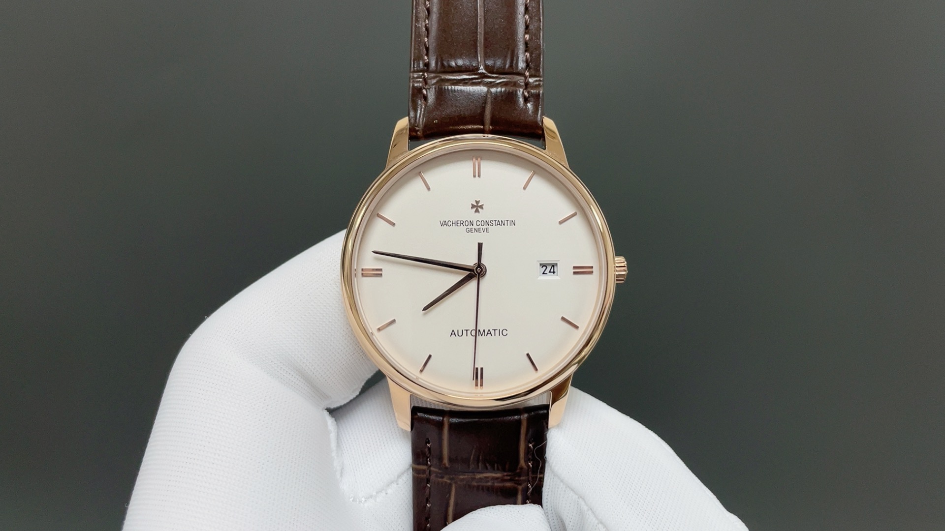 NO:821500,[2026 Wall Crack recommends the market’s highest replica V4 upgraded version Vacheron Constantin VC Heritage Series 85180 watch!  】 1 [Case] Size 40MMX9MM, perfectly round case, with slightly isolated lug design, making it more suitable for the wearer's wrist. Each finished case needs to undergo MK's strict quality control to restore the unique texture of the original. 2 [Movement] Steel wheels and other components are carefully decorated by MK watchmakers, and the automatic oscillating weight is plated with 18k gold, maximizing the original exquisite craftsmanship.  3 [Mirror] The two sapphire glass mirrors on the front and rear are treated with anti-vertigo coating. 4 [Strap] Double-layer Italian calfskin, with Maltese cross pin buckle. A sincere work, you are welcome to appreciate it,,vacheron,cowhide19860909【2026墙裂推荐市场最高复刻 V4升级版本 江诗丹顿VC传承系列85180腕表！】 1【表壳】尺寸40MMX9MM,完美圆形的表壳,搭配微孤式表耳设计,使之更加贴合佩戴者的手腕.每一个成品壳套,都需经过MK严格的质量把控,方能还原正品独特的质感. 2【机芯】钢轮等部件均由MK制表师精工装饰,自动摆陀更是镀有18k金,最大限度呈现原装精湛的工艺水平. 3【表镜】前后两片蓝宝石玻璃镜面,均有防眩晕镀膜处理. 4【表带】双层意大利小牛皮,搭配马耳他十字针扣. 诚意之作 欢迎您的品鉴,,vacheron,cowhide,Watch