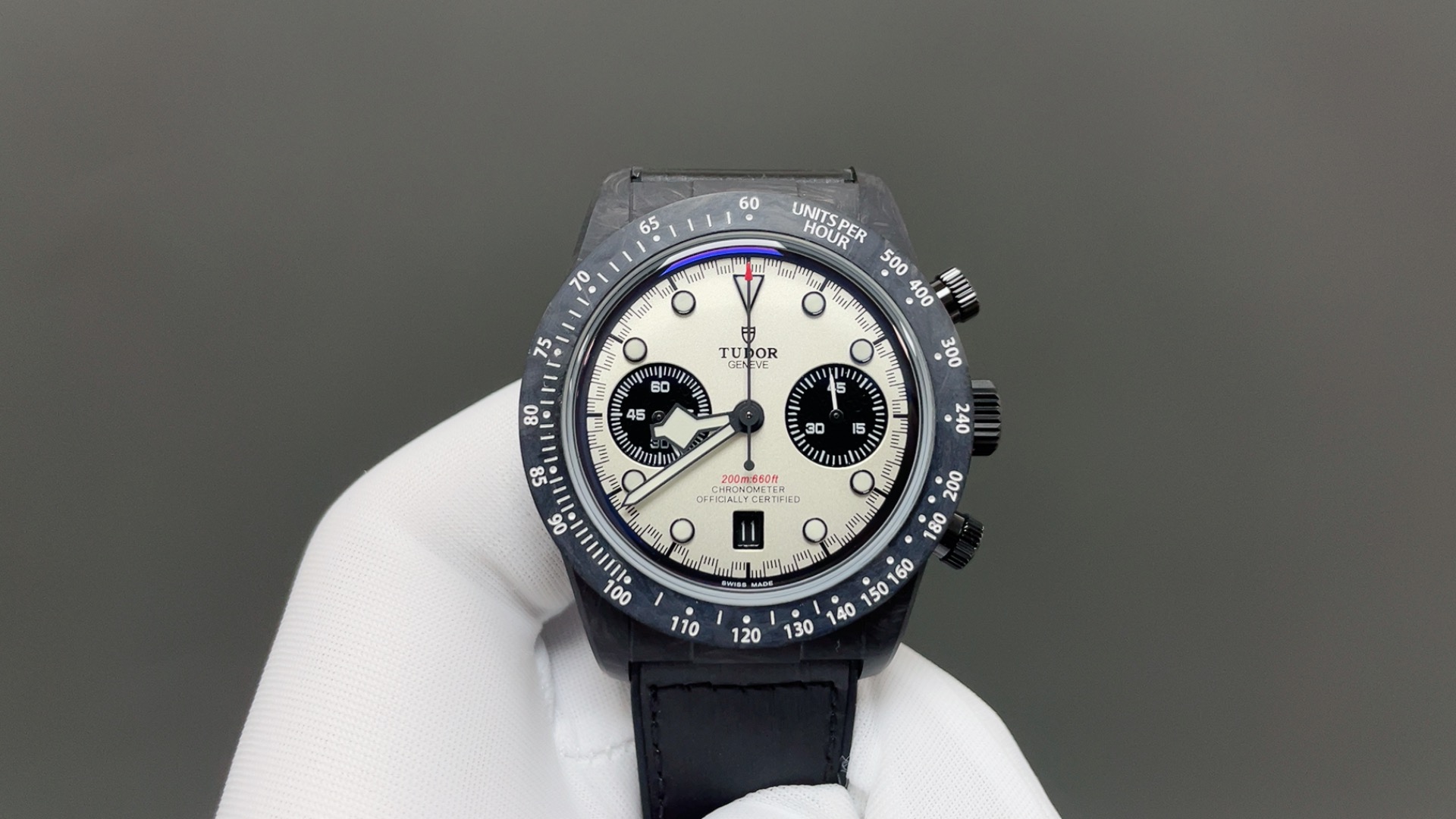NO:882241,Tudor Black Bay Series M79377KN-0001  Watch friends who know Tudor can see that the brand has achieved excellent results in rejuvenation and recognition in recent years. This Tudor Black Bay Chronograph Carbon Fiber 25 Limited Edition is very suitable for watch friends who want to try the dopamine style but don’t want to be too exaggerated. The diameter of the watch is 42 mm, and the entire watch, including the lug covers, is fully usable.  Made of carbon fiber, the outer ring of the fixed tachometer is also made of carbon fiber, which is thinner than the stainless steel model. It is equipped with a titanium chronograph button and a titanium case bottom cover, making the overall light and comfortable. The thickness of the case is 14.3 mm, the movement type is automatic, the case material is carbon fiber, the power reserve is 70 hours, and it is waterproof.19860909帝舵碧湾系列M79377KN-0001 了解帝舵的表友能看到品牌近些年在年轻化和辨识度上做到了出色的效果.而这款帝舵碧湾计时型碳纤25限定版就很适合想要尝试多巴胺风格但又不想过于夸张的表友.42毫米表径,整个腕表包含表耳盖在内使用全碳纤维材质,固定测速计外圈同样以碳纤维制成,比不锈钢款更加纤薄,搭配钛金属计时按钮和钛金属表壳底盖,整体轻盈又舒服.表壳厚度14.3毫米,机芯类型自动机械,表壳材质碳纤维,70小时动储和米防水,,Watch