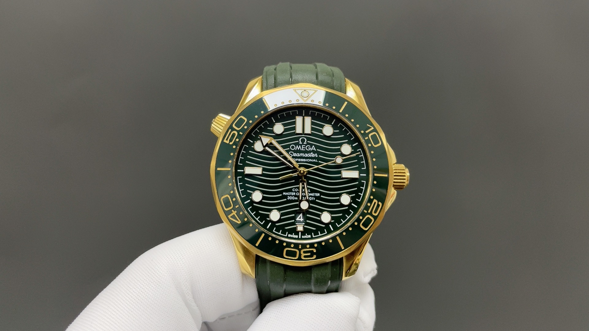 NO:858936,The Omega V3 Seamaster Series is the only manufacturer that has shock absorbers that are exactly the same as the original ones!  1: Brand new Seamaster changed to see-through bottom 2: Brand new Seamaster has a full ceramic dial that is consistent with the genuine product, non-market ordinary Tang porcelain text 3: Upgraded scales and characters on the ceramic ring using 'white enamel' technology, no yellowing, glossy. Non-market oil-filled version 4 The movement adopts traditional technology and is equipped with the same splint as the 2824 black balance wheel, truly achieving zero repair, omega19860909欧米茄V3 海马系列 独家拥有唯一与正品完全一致避震器的厂家！ 1:全新海马 改为透视底 2:全新海马为与正品一致全陶瓷表盘 非市场普通唐瓷字面 3:升级陶瓷圈上的刻度和字 采用“白珐琅”工艺 不变黄 有光泽.非市场填油版本 4机芯采用传统工艺搭载2824黑摆轮同款夹板 真正做到零返修,,omega,Watch