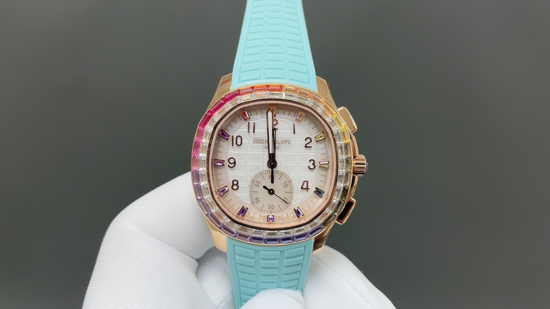 NO:859018,The V2 version of PPM is available simultaneously with the original double color matching!  Patek Philippe Aquanaut Luce-'Rainbow' chronograph watch!  The Aquanaut Luce 'Rainbow' chronograph watch is specially designed for dynamic and modern neutrals. It is crafted from rose gold and is decorated with baguette diamonds and colored sapphires using invisible setting technology to shine with rainbow brilliance. Movement: 'Dandong' modified CH28 self-winding mechanical movement. White mother-of-pearl dial, engraved with Aquanaut relief pattern, long colored sapphire hour markers and gold three-dimensional numerals.  The diameter is 39.9 mm from 10 o'clock to 4 o'clock (the same as the original). The ring is made of 'rhinestone protection'. Original: 40 colored sapphires 2.31 carats (bezel). 40 diamonds 2.05 carats (bezel). 12 colored sapphires 0.31 carats (hour markers). 10 diamonds 0.36 carats (folding clasp).  A total of 52 long-shaped colored sapphires (2.62 carats) and 50 long-shaped diamonds (2.41 carats). Strap/buckle: composite material strap, patented diamond-set folding clasp. The PPM team purchased the original and took 10 months to reproduce it. It is a sincere work, patek philippe19860909V2版本PPM同步原版双拼色到货！百达翡丽Aquanaut Luce-“彩虹”计时腕表！ Aquanaut Luce“彩虹”计时腕表专为充满活力的现代中性设计,选用玫瑰金材质匠心打造,并运用隐形镶嵌技艺镶饰长形钻石与彩色蓝宝石,绽放彩虹光彩. 机芯:采用“丹东”改CH28自动上弦机械机芯. 白色珍珠母贝表盘,镌刻Aquanaut浮雕图案,长形彩色蓝宝石时标和金质立体字块. 直径10时至4时位置39.9毫米（原装一致） 圈口采用“水钻防制”原装的:40颗彩色蓝宝石2.31克拉（表圈）. 40颗钻石2.05克拉（表圈）. 12颗彩色蓝宝石0.31克拉（时标）. 10颗钻石0.36克拉（折叠式表扣）. 共计52颗长形彩色蓝宝石（2.62克拉）以及50颗长形钻石（2.41克拉）. 表带/表扣:复合材质表带,专利镶钻折叠式表扣. PPM团队购置原装耗时10个月复刻,精诚之作,,patek philippe,Watch