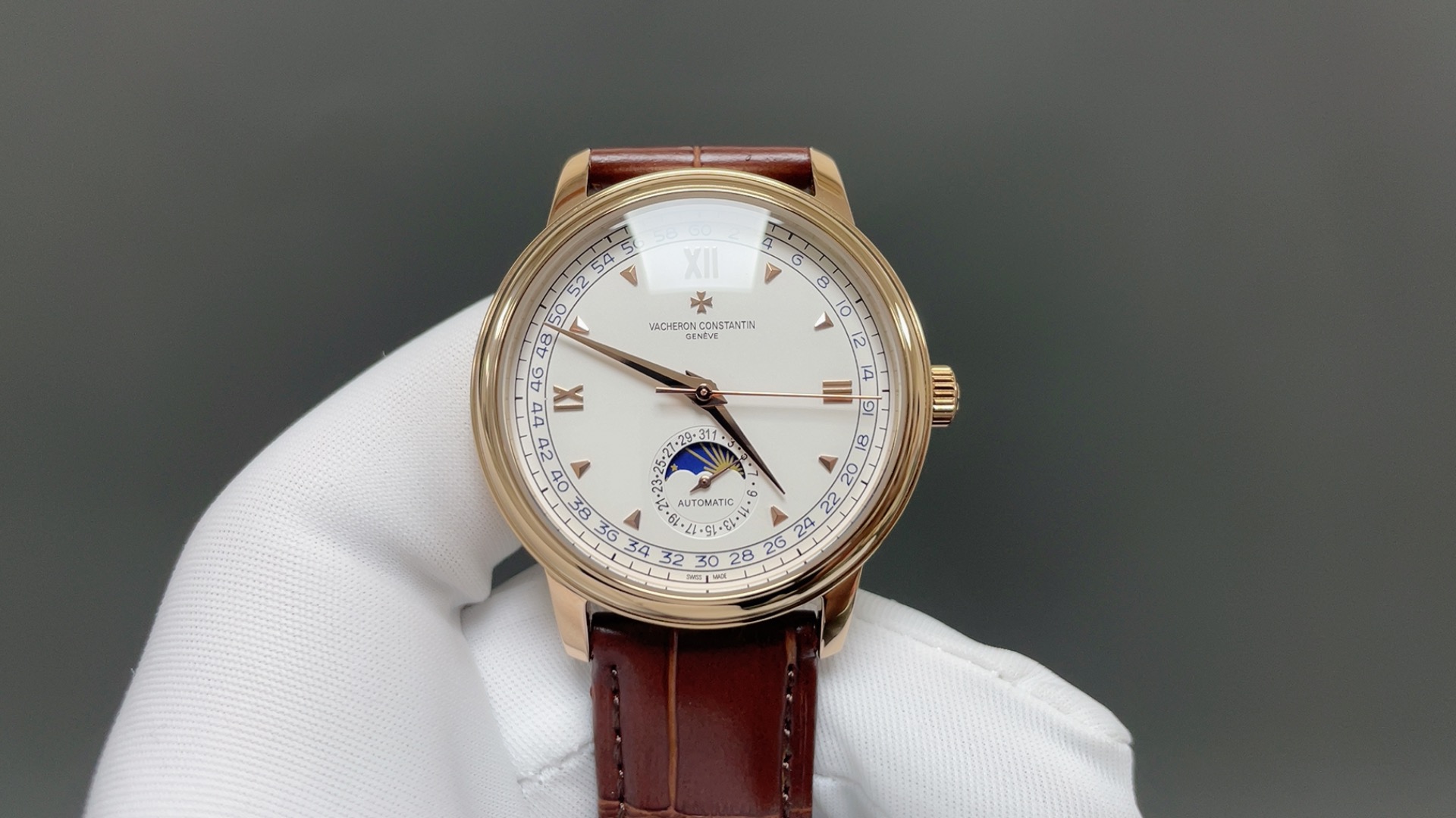 NO:859030,Vacheron Constantin's 2026 new product, a masterpiece from the Taiwan factory, the highest version of Vacheron Constantin's historical masterpiece, the latest recommended model on the market, Vacheron Constantin. Moon phase series. Men's watch is simple yet elegant [Victory] equipped with precise Swiss ETA2824-2 movement  Movement (6-digit true calendar and 24-hour sun, moon and stars function) 40mm diameter, 316 stainless steel case, wear-resistant and scratch-resistant sapphire glass, original quality pin buckle, super waterproof function, paired with Italian cowhide to make the wrist more comfortable!  The Vacheron Constantin Heritage Series produced by the TW factory incorporates the most unique DNA of Vacheron Constantin. It is a symbol of Vacheron Constantin's ultimate elegance and fully embodies the purest tradition of the fine watchmaking industry!  Suitable for various business occasions, simple and refined yet elegant,,vacheron,cowhide19860909江诗丹顿2026新品台湾厂力作,市场最高版本江诗丹顿历史名作最新推荐款,江诗丹顿.月相系列.男士腕表简单不失大气[胜利]搭载精准瑞士ETA2824-2机芯（6字位真日历与24小时日月星辰功能）40mm表径,316精钢表壳,耐磨抗刮蓝宝石玻璃,原装品质针扣,具备超强防水功能,搭配意大利牛皮让手腕更贴合舒适！TW工厂出品的江诗.丹顿传袭系列融汇了江诗.丹顿最独特的DNA,是江诗丹顿极致优雅的象征,充分体现了高级制表业最纯粹的传统！适合各种商务场合,简敛精致不失优雅,,vacheron,cowhide,Watch