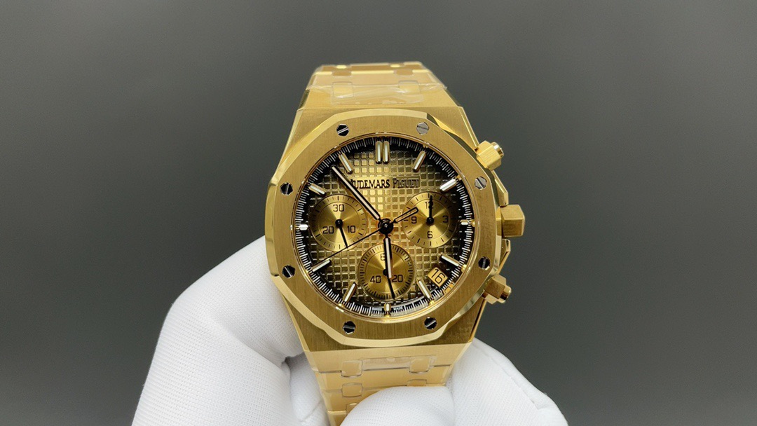 NO:859051,[DDS] Create the popular AP Audemars Piguet Royal Oak Offshore 26420 series men's chronograph watch!  [Case] ​​The 4401 guide column movement imported from Dandong Factory is 6.8mm thick. The sand lines on the dead ends of the case are obviously consistent. The octagonal lines on the case ring and bottom cover are three-dimensional and detailed, and the hand feels delicate!  The screw hexagonal holes on the bezel have precise three-dimensional hole lines. The imported high-gloss screws are three-dimensional and clean and bright. The hole positions and screws are smooth, accurate and fit perfectly without deviation. All accessories are interchangeable with the original version!  [Movement] Dandong Factory 4401 non-slip balance wheel device movement, vibration frequency 28 times/hour, 70 hours power reserve, more stable and accurate, all the finely engraved characters have the same appearance as the original version. [Dial] The dial logo and fonts are perfectly replica of the original version.  The dial and calendar window are 4-axis laser carved into a three-dimensional square shape, and the scale bars are luminous and the same size as the original!  [Watch Strap] From thick to thin, every grain of the strap is coherent and smooth, with no big or small edges. The strap is more supple and does not scratch your hands. The light and sand lines are neat and three-dimensional, and the screws are neat and three-dimensional!  The Audemars Piguet 26420 series combines the brand's classic octagonal design, complex functions and top-notch craftsmanship. It is suitable for sports style, formal wear and casual style requirements. It is the perfect fusion of mechanical aesthetics and excellent performance, setting extraordinary moments for your wrist!  【DDS】——Your satisfaction will be our infinite motivation,,audemars19860909【DDS】倾情打造AP爱彼皇家橡树离岸型26420系列热门男士计时码器腕表！【表壳】引进丹东厂4401导柱机芯6.8mm厚度,表壳把头死角位砂纹线条明显一致,壳圈跟底盖八角线线条立体细致,手感细腻！表圈的螺丝六角孔位立体孔位线条精准,进口高光螺丝立体整洁光亮,孔位与螺丝顺畅精准严丝合缝无偏差,所有配件均可与原版互换！【机芯】丹东厂4401无卡度摆轮装置机芯,振频28,次/小时,70小时动力储备,更稳定更精准,精雕刻字所有外观跟原版一致.【表盘】表盘logo跟字体完美复刻原版,A字带长脚E字中间斜角在细横线 ,表盘底纹放大网格均匀立体,威化方格压纹线条明显与原版一致 ！表盘日历窗口4轴激光精雕而成立体方正,刻度条丁发光跟大小跟原版一致！【表带】表带由厚到薄每一粒都连贯流畅不会大小粒或大小边,表带更柔顺不刮手,光位砂位线条工整立体,螺丝整洁立体亮眼！ 爱彼 26420系列融合了品牌经典八角型设计、复杂功能与顶级工艺,既适合运动风格,又适合正装、休闲风格求,是机械美学与卓越性能的完美融合,为您的腕间定格非凡时刻！【DDS】——你的满意将是我们的无限动力,,audemars,Watch