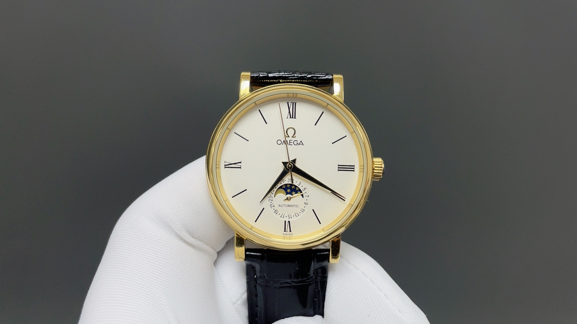 NO:924110,Produced by TW, white shell, gold shell, TW Factory's latest hot recommendation - Omega .OMEGA R43 moon phase series. Men's watch is simple yet elegant [Victory] equipped with precise Swiss ETA2824-2 movement (6-digit true calendar and 24-hour sun, moon and stars function) 40mm diameter, 316 stainless steel case, wear-resistant and scratch-resistant sapphire glass, imported Italian calfskin, original quality pin buckle, with super waterproof function  Retro style, classic works, long-lasting charm, high-end luxury, a must-have for gentlemen. Luxurious and exquisite recommended men’s multi-functional mechanical watches. For the best luxury recommendations for gifts, please look for TW’s exclusive quality, omega, cowhide19860909TW 出品 白壳 金壳  TW Factory 最新火爆推荐 新款- 欧米茄 .OMEGA R43 月相系列.男士腕表简单不失大气[胜利]搭载精准瑞士ETA2824-2机芯（6字位真日历与24小时日月星辰功能）40mm表径,316精钢表壳,耐磨抗刮蓝宝石玻璃,进口意大利小牛皮,原装品质针扣,具备超强防水功能 复古风格,经典著作,恒久魅力,高档奢华,绅士必备 奢华精致推荐男士多功能机械腕表 送礼最佳奢华推荐请认准TW独家品质,,omega,cowhide,Watch