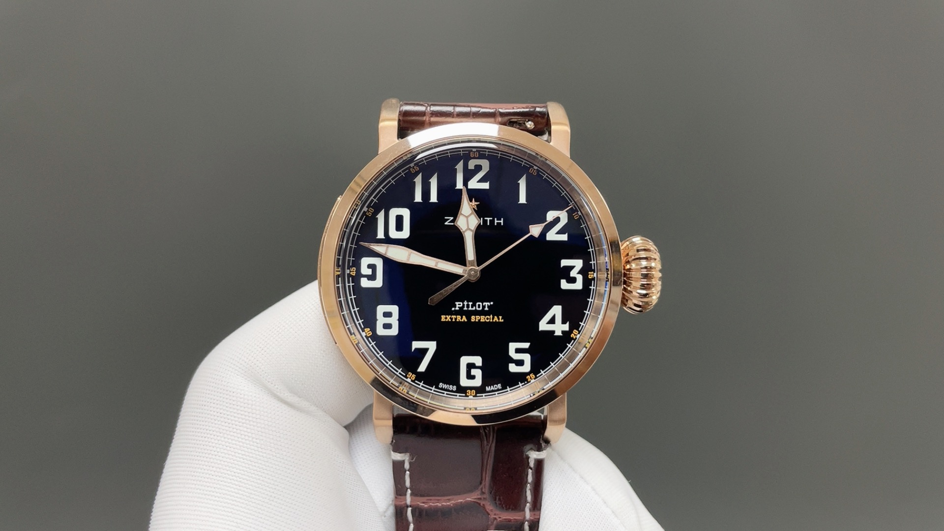 NO:882321,Produced by V+ White shell Gold and black V+ launches ZENITH Zenith TW9 pilot series Dial is simple and beautiful Snake-shaped hands Sapphire glass The polished case is superb, especially the water chestnut polishing  [Dream with the stars, walk with the truth], luxurious and exquisite recommended men's mechanical watches. The best luxury recommendations for gifts, please look for V+ exclusive quality,19860909V+ 出品 白壳 金黑  V+推出 ZENITH 真力时TW9飞行员系列 表盘简洁美观 蛇形指针 蓝宝石玻璃 表壳打磨超赞 特别是菱角打磨都很到位 大飞迷一定不可错过此款 机芯采用进口改EIite679 走时精准稳定零故障表经45x14.25 原装开模同步 钛金属表扣及底盖 [以星为梦,与眞同行],奢华精致推荐男士机械腕表 送礼最佳奢华推荐请认准V+独家品质,,Watch