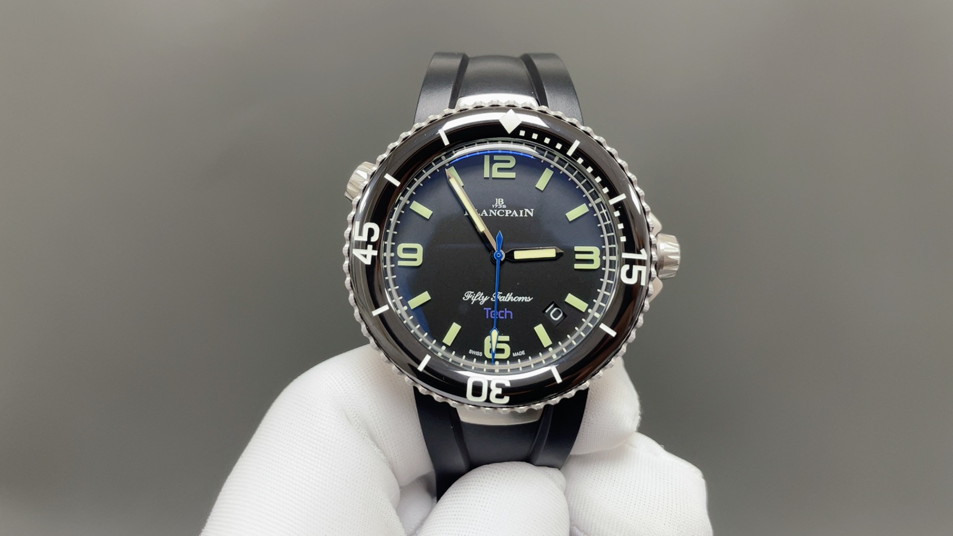 NO:882295,Brand New model of the year Blancpain Series Fifty Fathoms Model 5029 12B30 94A Movement type Automatic winding Movement model 1315A Vibration frequency 28800 oscillations per hour Table diameter 45 mm Dial color Black Dial shape Round Strap color Black (orange and white rubber strap) Buckle type Pin buckle Case back Translucent Waterproof performance meters Time scale type Stick time scale, Arabic numerals,19860909品牌 年新款宝珀 系列 五十噚 型号 5029 12B30 94A 机芯类型 自动上链 机芯型号 1315A 振频 28800每小时振荡次数 表径 45毫米 表盘颜色 黑色 表盘形状 圆形 表带颜色 黑色(橙色和白色橡胶表带) 表扣类型 针扣 表底 背透 防水性能 米 时标类型 棒状时标,阿拉伯数字,,Watch