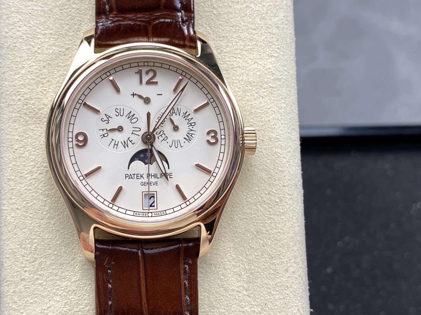 NO:947020,Patek Philippe's complication timepiece 5146/5147 multi-function watch can be called the best among high-quality watches!  The diameter of the watch is 39 mm. As a men's watch, its dial is of medium size. The date indicator dial and the month indicator dial are located on the left and right sides of the center of the dial, giving us a symmetrical aesthetic. The layout of the entire dial is generous and decent, including so many functions without making people feel complicated. The movement uses a customized version of Cal.324 S IRM QA  LU perfectly restores the many functions of the genuine product and provides a powerful time measurement function. The Italian cowhide strap and exclusive lantern buckle are suitable for wearing in any season, in any place, and by any professional, making the wrist more comfortable and letting the temperament bloom. This watch has a 30-meter waterproof function, which meets the daily needs of the public and is a must-have watch for leisure and vacation.  Patek Philippe 5146/5147 can be said to be the best among watches. The ingenious conception of functions, reasonable layout of appearance, and superior movement performance all reflect Patek Philippe’s unique design, a classic work of art, and a perfect collection. Patek Philippe’s exclusive language  No one can own a Patek Philippe, we just keep it for the next generation. But let me ask those who love watches, who doesn’t want to own a Patek Philippe? This may be the starting point or even the end point of many watch lovers’ original intention. If an opportunity appears in front of you, then cherish it, patek  philippe,cowhide19860909百达翡丽复杂功能时计5146/5147多功能腕表,堪称腕表精品当中的精品！ 腕表直径为39毫米,作为一款男士腕表,它的表盘大小适中.日期指示盘和月份指示盘分别位于表盘中心的左右,为我们奉上对称的美感,整个表盘的布局大方得体,包括了如此之多的功能的同时,又不会让人觉得繁杂. 机芯采用定制版Cal.324 S IRM QA LU,完美还原正品诸多功能,提供了强大的时间衡量功能.意大利牛皮表带,专属的灯笼扣,任何季节,任何场所,任何职业人均适合佩戴,让手腕佩戴得更舒适,让气质绽放.此款腕表具有30米防水功能,满足大众日常生活,休闲度假必备腕表. 百达翡丽5146/5147可以说是腕表中的精品,功能方面的巧妙构思,外观上的合理布局,以及优越的机芯性能,无一不体现出百达翡丽的独特设计,一件经典的艺术品,一件完美的收藏品.百达翡丽的专属语谁都无法拥有一块百达翡丽,我们只是为下一代保管.但试问爱表之人,谁不愿意拥有一块百达翡丽呢,这或许是很多爱表之人初心的起点,甚至是终点.如果有个机会出现在你面前,那么就好好珍惜吧,,patek philippe,cowhide,Watch