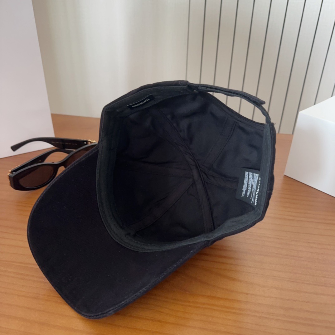 BALENCIAGA巴黎世家新款洗水棒球帽，很酷的色系，男女佩戴都有不同style，第一批抢先出货！巴黎