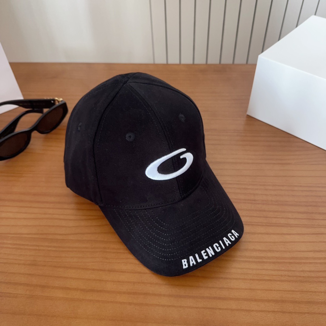 BALENCIAGA巴黎世家新款洗水棒球帽，很酷的色系，男女佩戴都有不同style，第一批抢先出货！巴黎