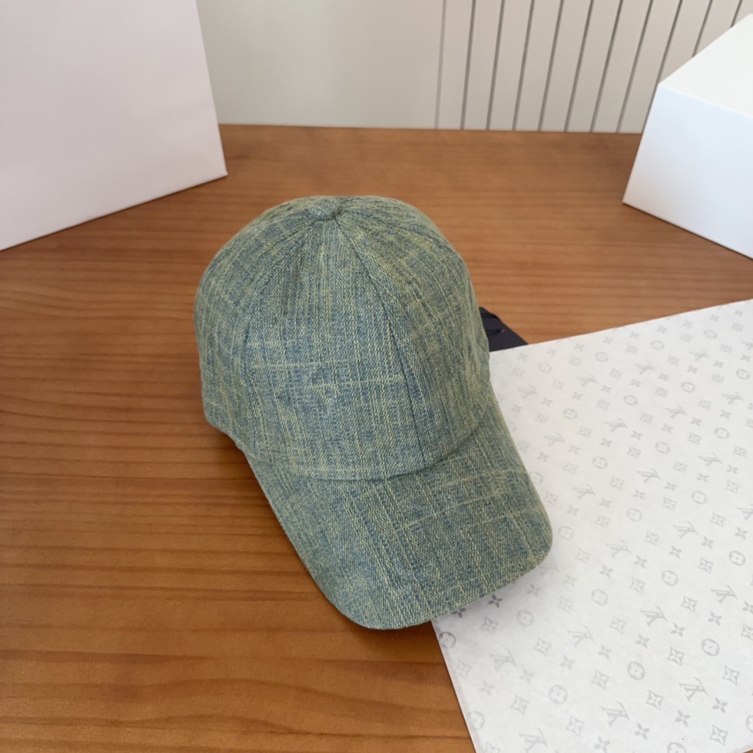 

路易威登棒球帽LouisVuitton👒😍新款LV棒球帽，重工打造♥完美刺绣，高端大气，百搭款🤗男女