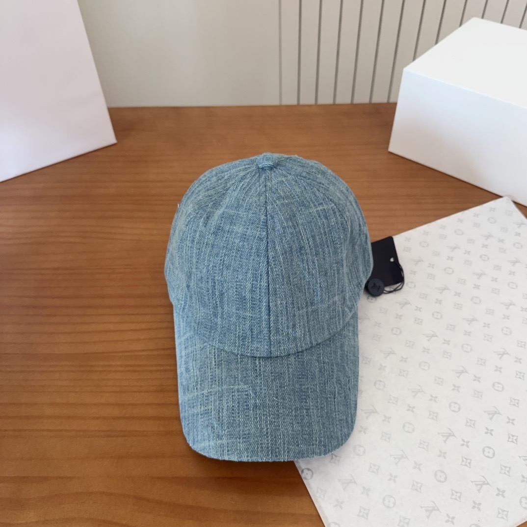 

路易威登棒球帽LouisVuitton👒😍新款LV棒球帽，重工打造♥完美刺绣，高端大气，百搭款🤗男女