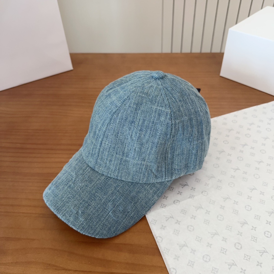

路易威登棒球帽LouisVuitton👒😍新款LV棒球帽，重工打造♥完美刺绣，高端大气，百搭款🤗男女