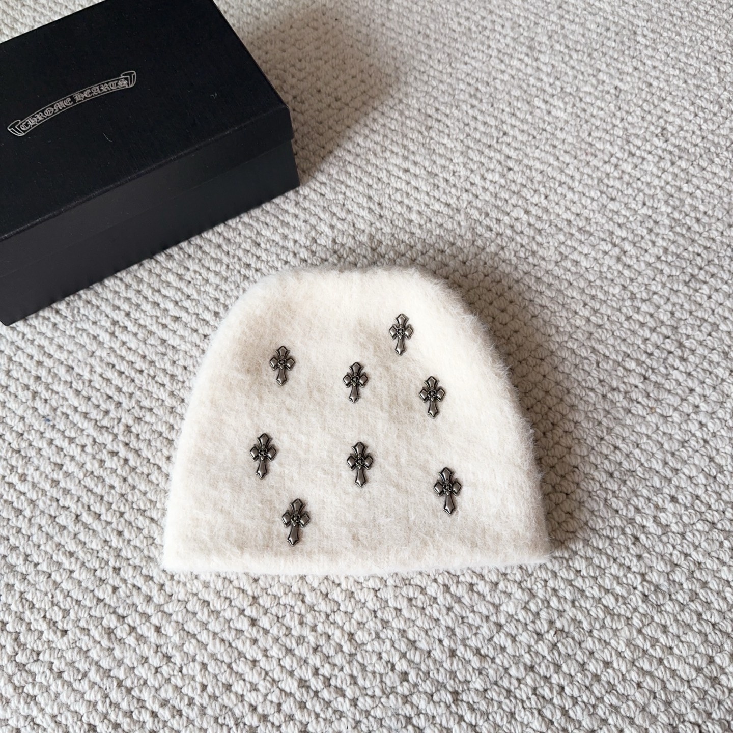 

克罗心
秋冬款羊毛针织毛线帽
这款必定是极简主义的最爱
干净，利索，时尚百搭，绝对不挑脸型！
属于时