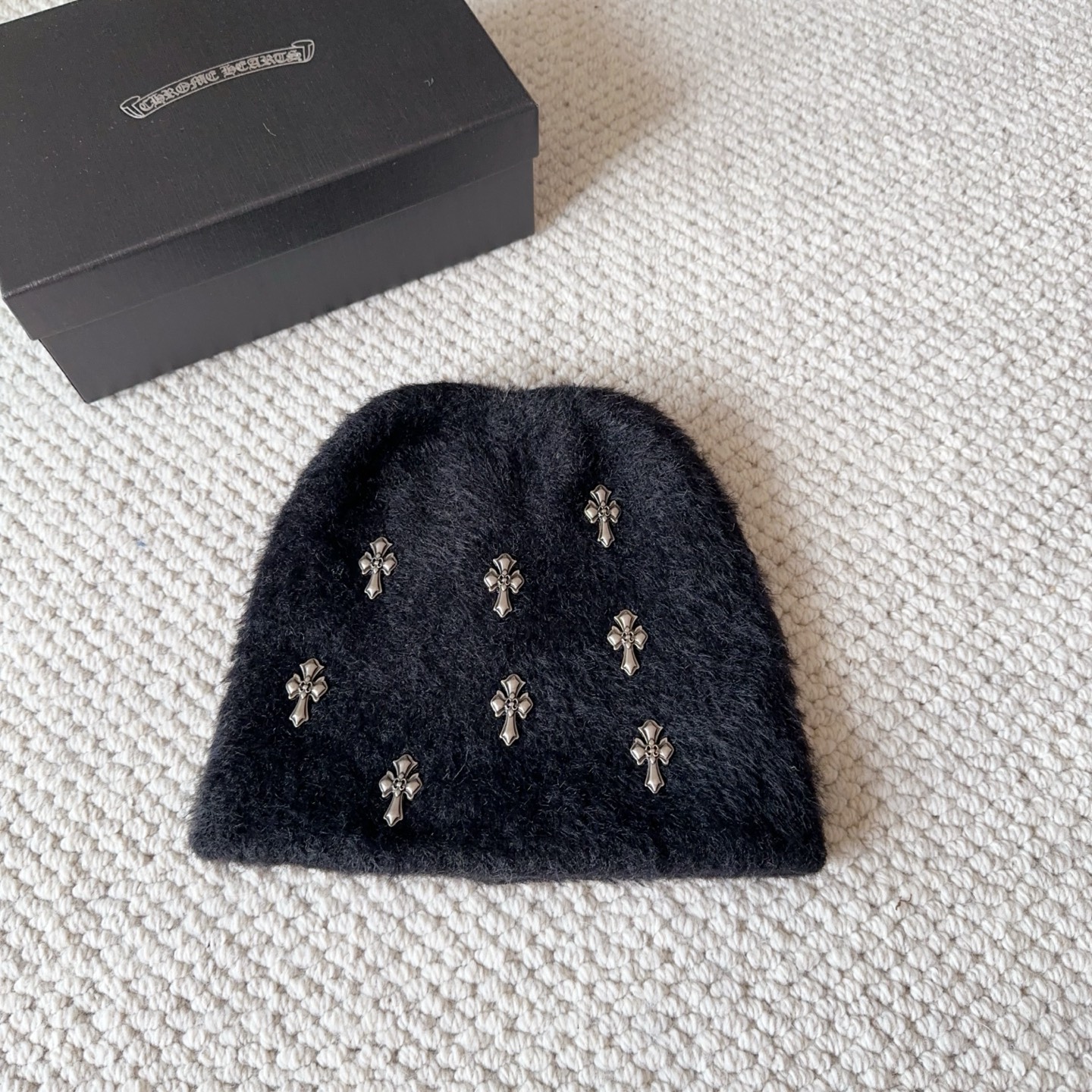 

克罗心
秋冬款羊毛针织毛线帽
这款必定是极简主义的最爱
干净，利索，时尚百搭，绝对不挑脸型！
属于时