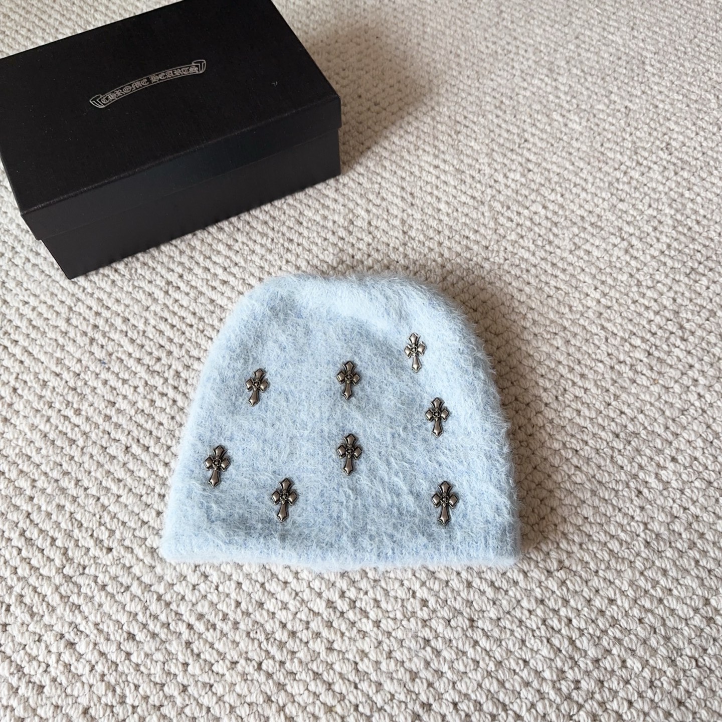 

克罗心
秋冬款羊毛针织毛线帽
这款必定是极简主义的最爱
干净，利索，时尚百搭，绝对不挑脸型！
属于时